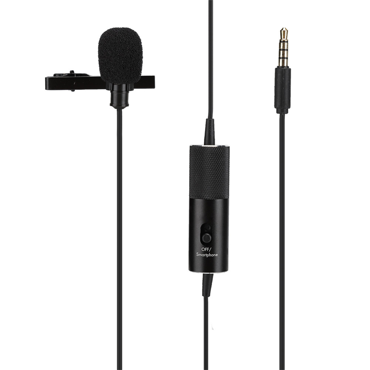 Ein schwarzes Lavaliermikrofon mit Clip, verbunden mit einem schwarzen Adapter und einem 3,5-mm-Klinkenstecker.