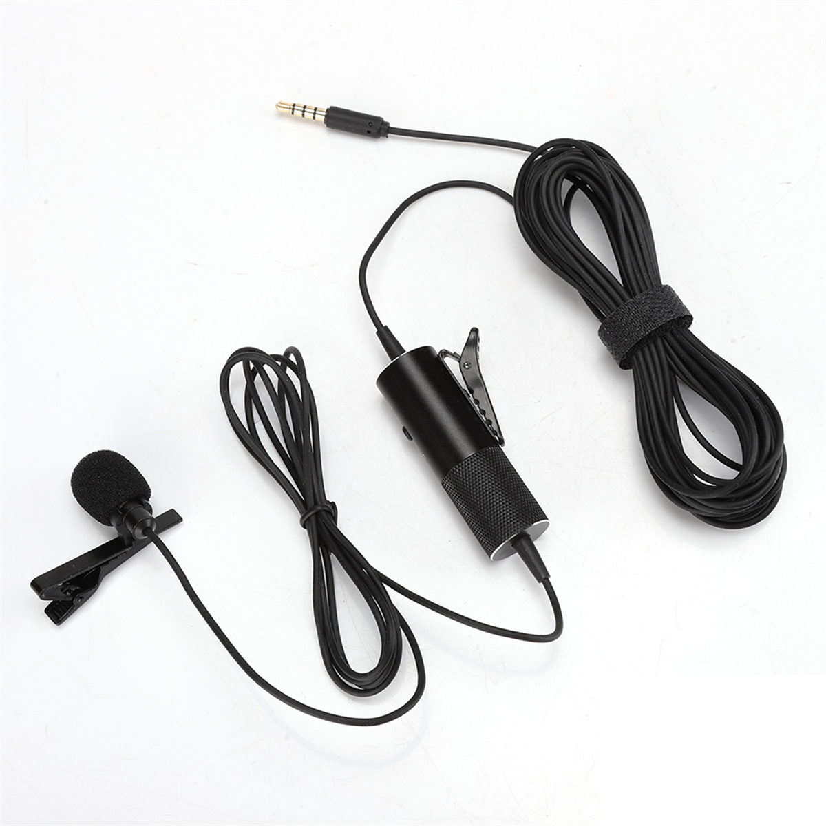 Schwarzes Mikrofon mit Clip, Kabel und Stecker. Das Kabel ist umwickelt. Das Mikrofon befindet sich auf weißem Untergrund.