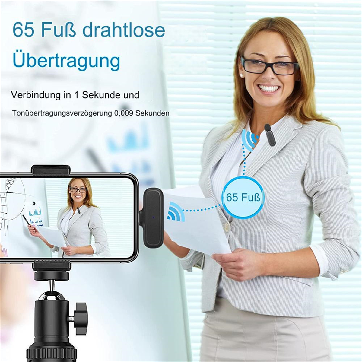Frau mit Brille hält Telefon mit Video, drahtloses Mikrofon.