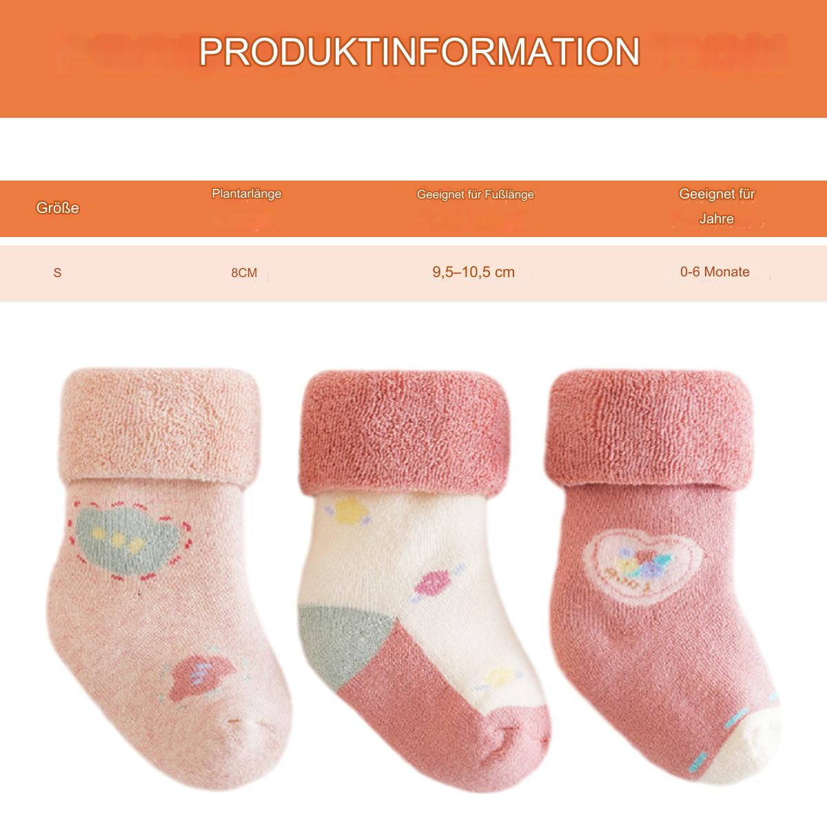 Drei Paar Babysocken mit Größen- und Monatsangaben.
