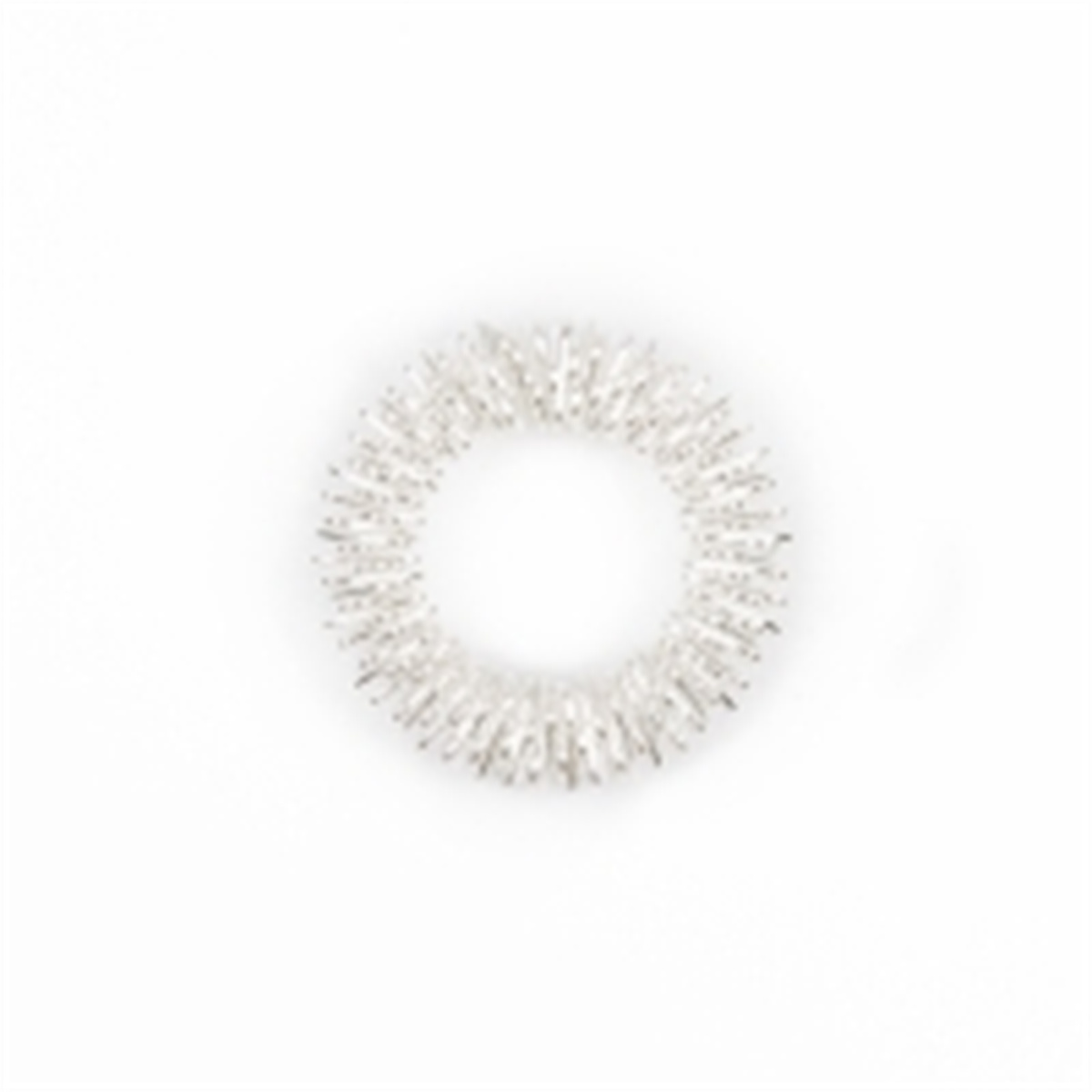 Silberner, stacheliger Ring auf weißem Hintergrund. Ein Reflexzonenring.