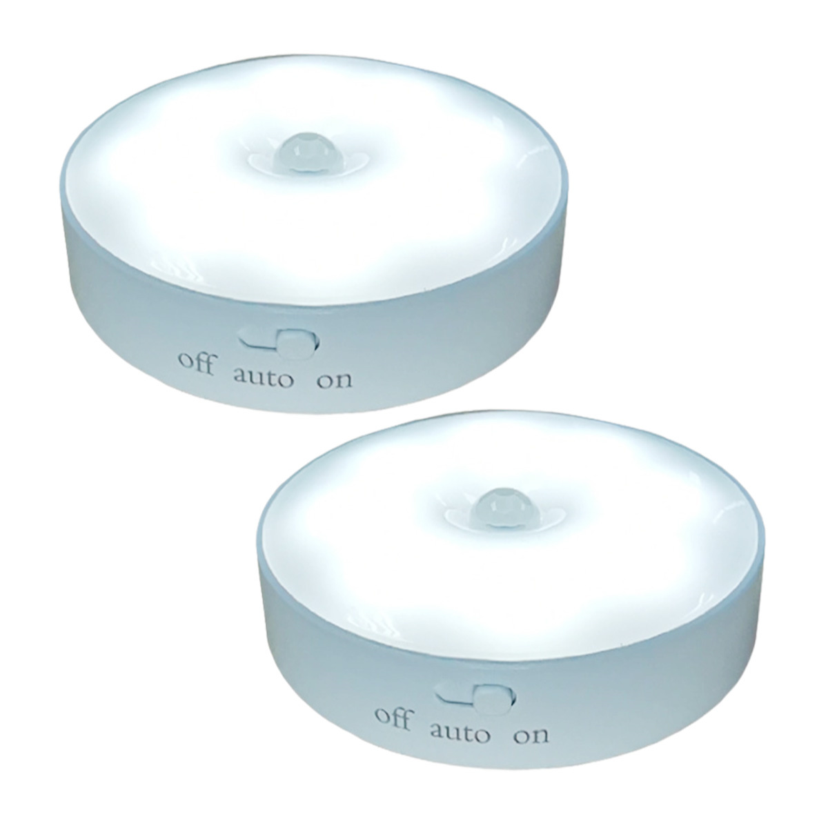 Zwei weiße Puck-Lichter auf weißem Hintergrund. Sie haben einen Aus/Auto/Ein-Schalter.