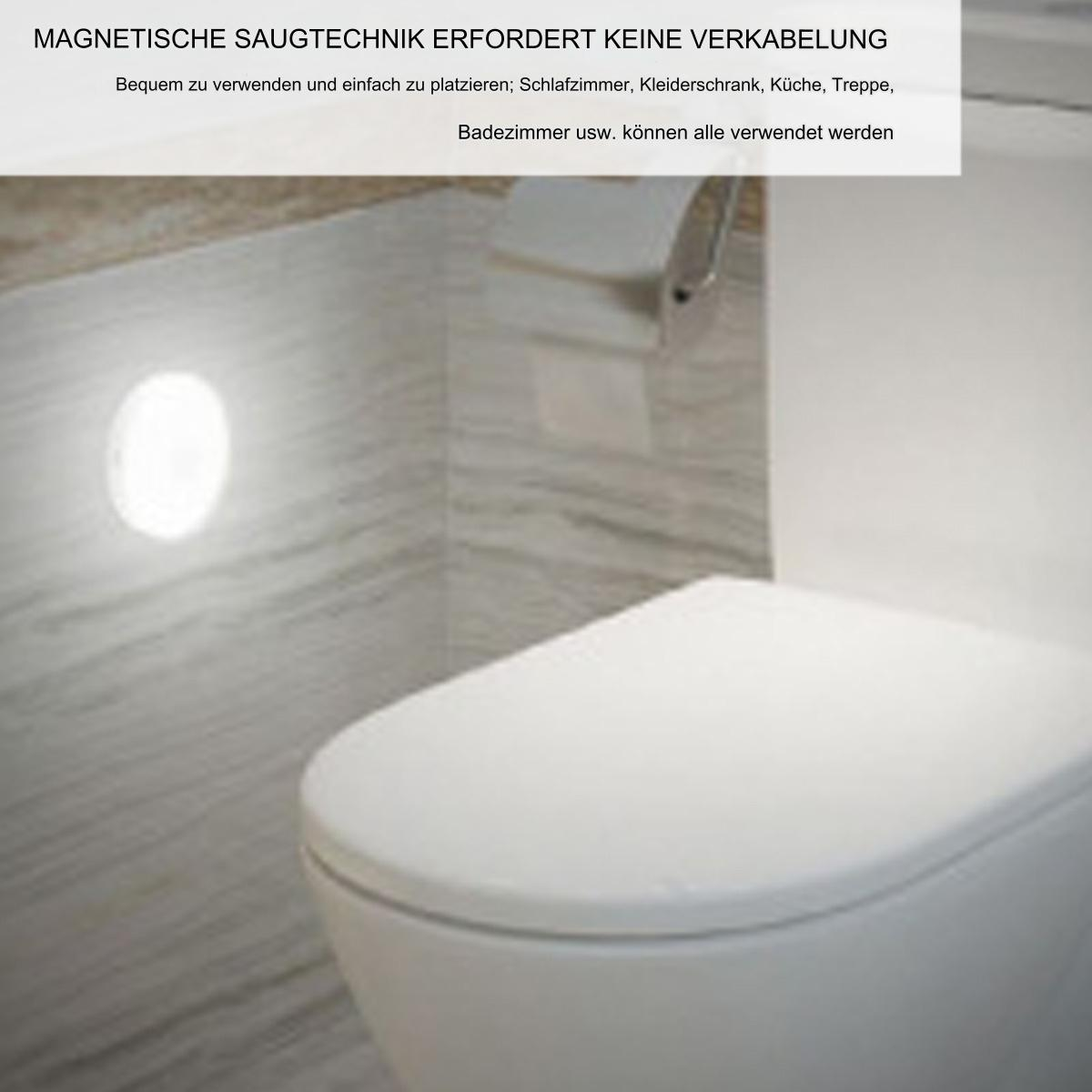 Weiße Leuchte an einer Wand neben einer Toilette. Text oben: