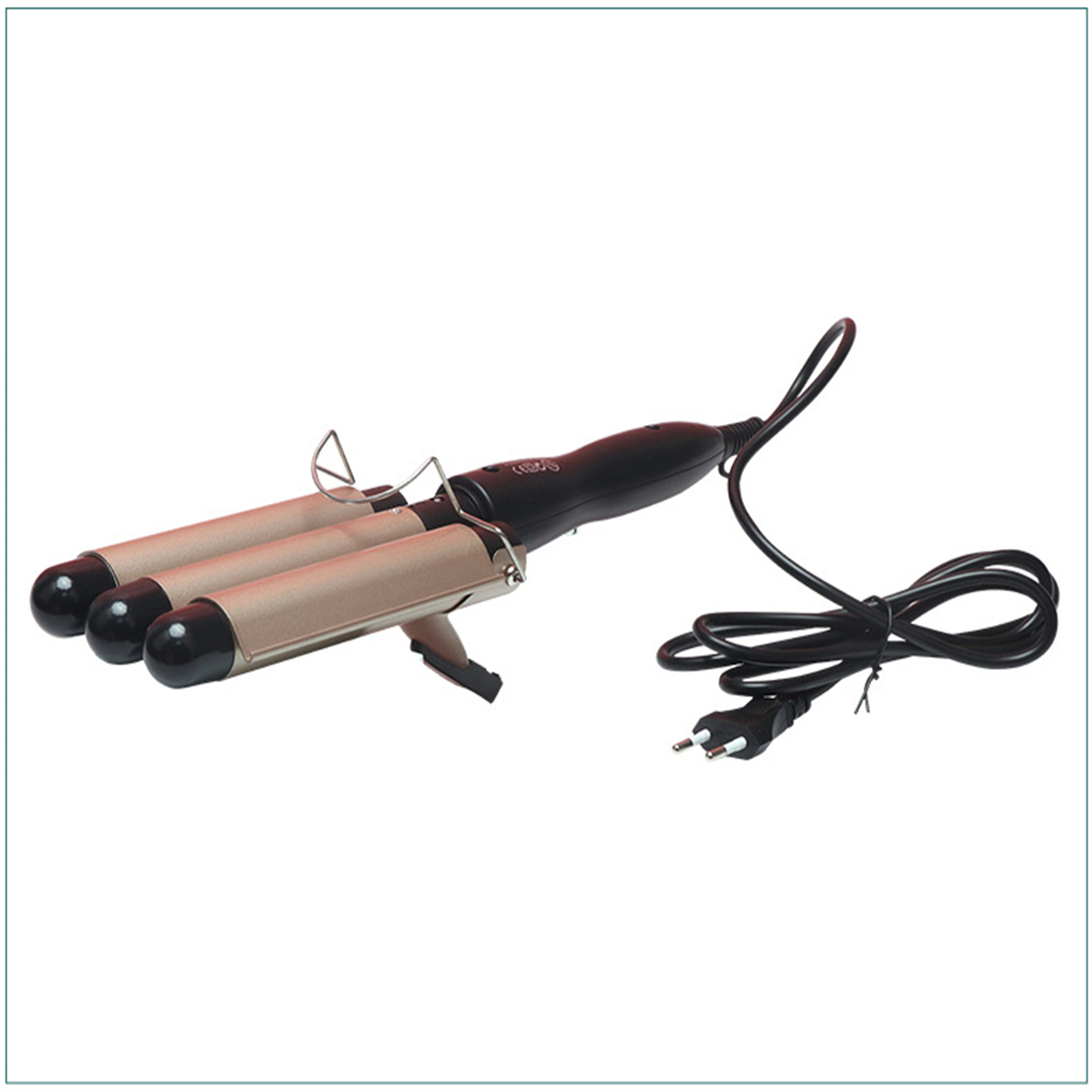 Haarcurler mit drei Läufen, schwarzem Griff, beigen Köpfen und schwarzem Netzkabel auf weißem Hintergrund.