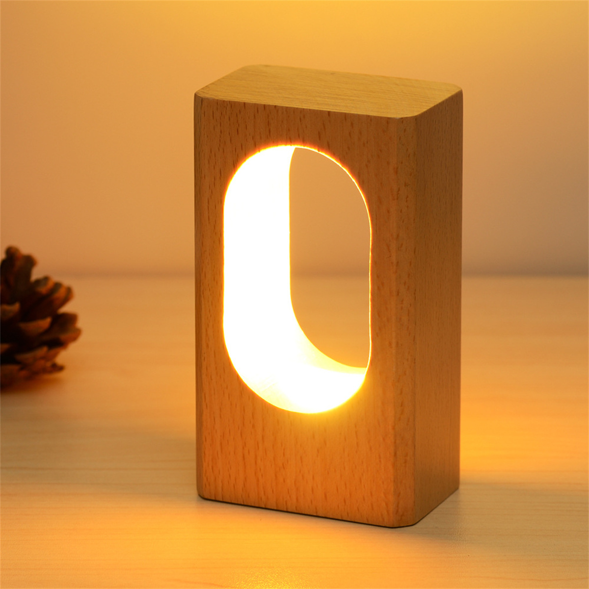 Holzlampe mit vertikalem Oval. Der Hintergrund ist hellorange.