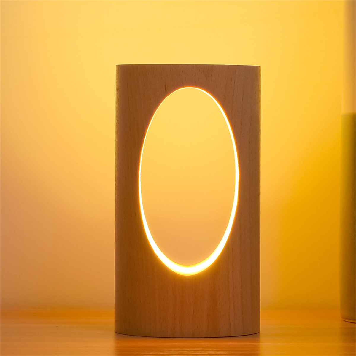 Holzlampe mit ovaler Lichtöffnung, leuchtend auf einer Holzoberfläche.