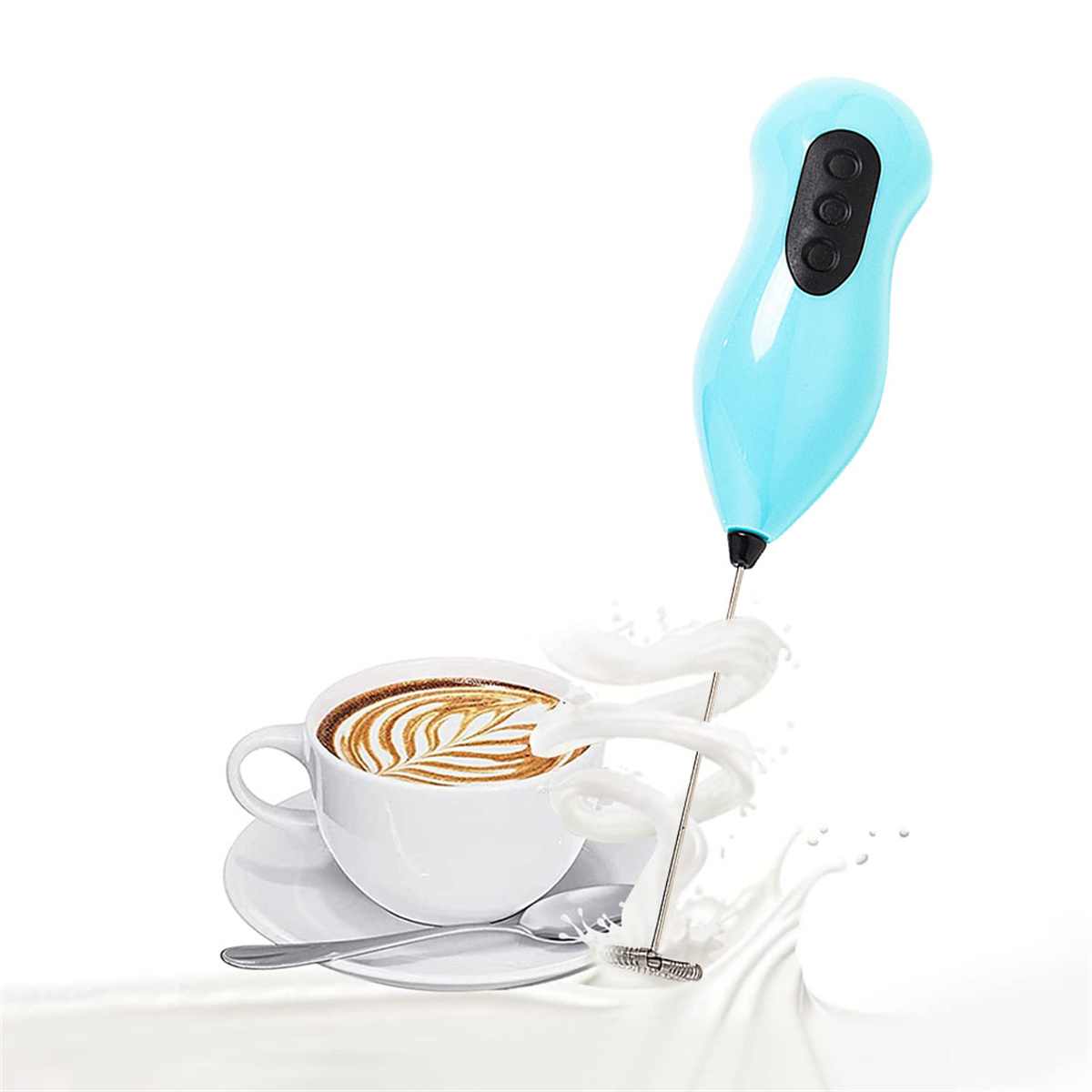 Blauer Handmilchaufschäumer erzeugt Milchschaum über einer Tasse Kaffee, weißer Hintergrund.