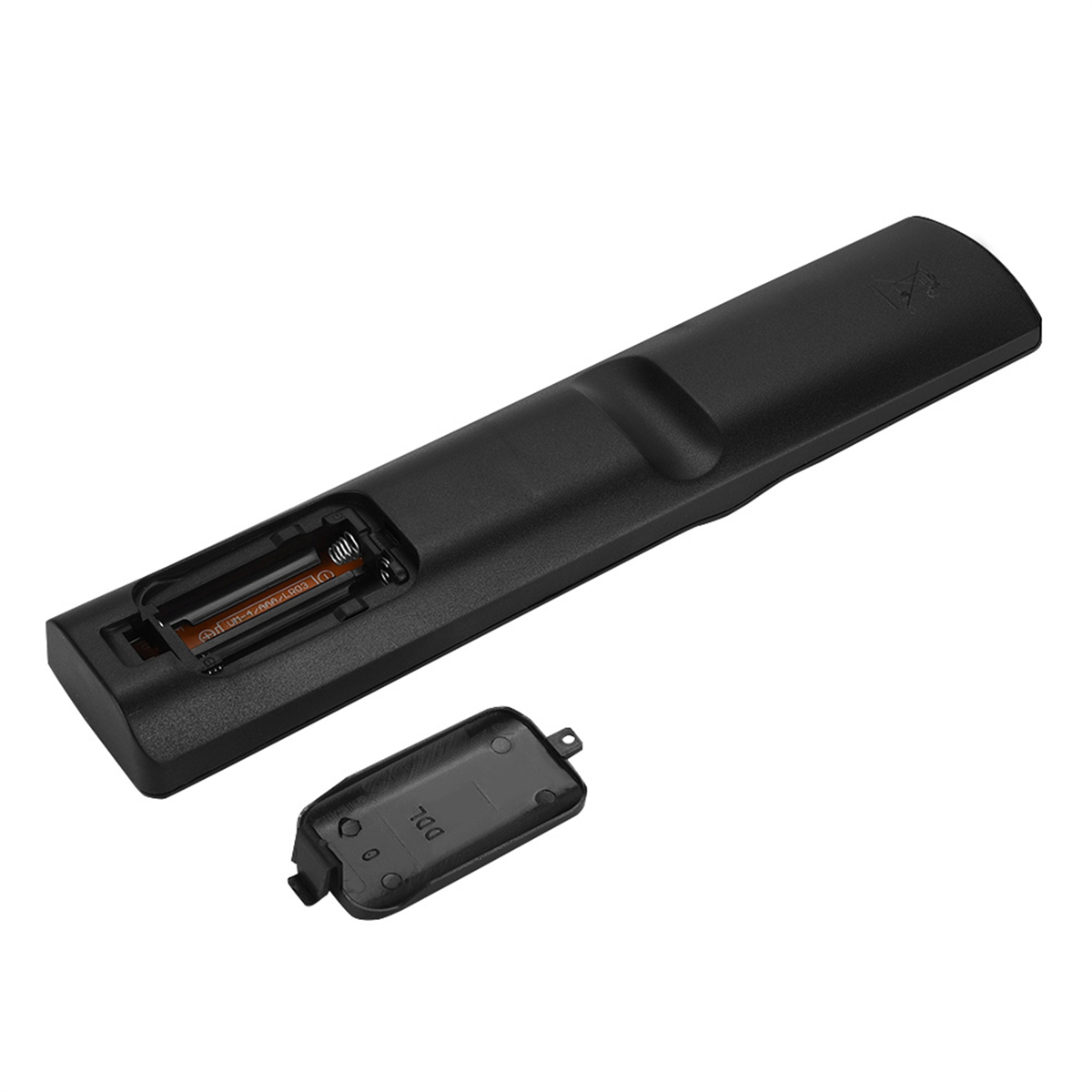 Die Rückseite einer schwarzen Fernbedienung mit geöffnetem Batteriefach und abgenommenem Batteriefachdeckel.