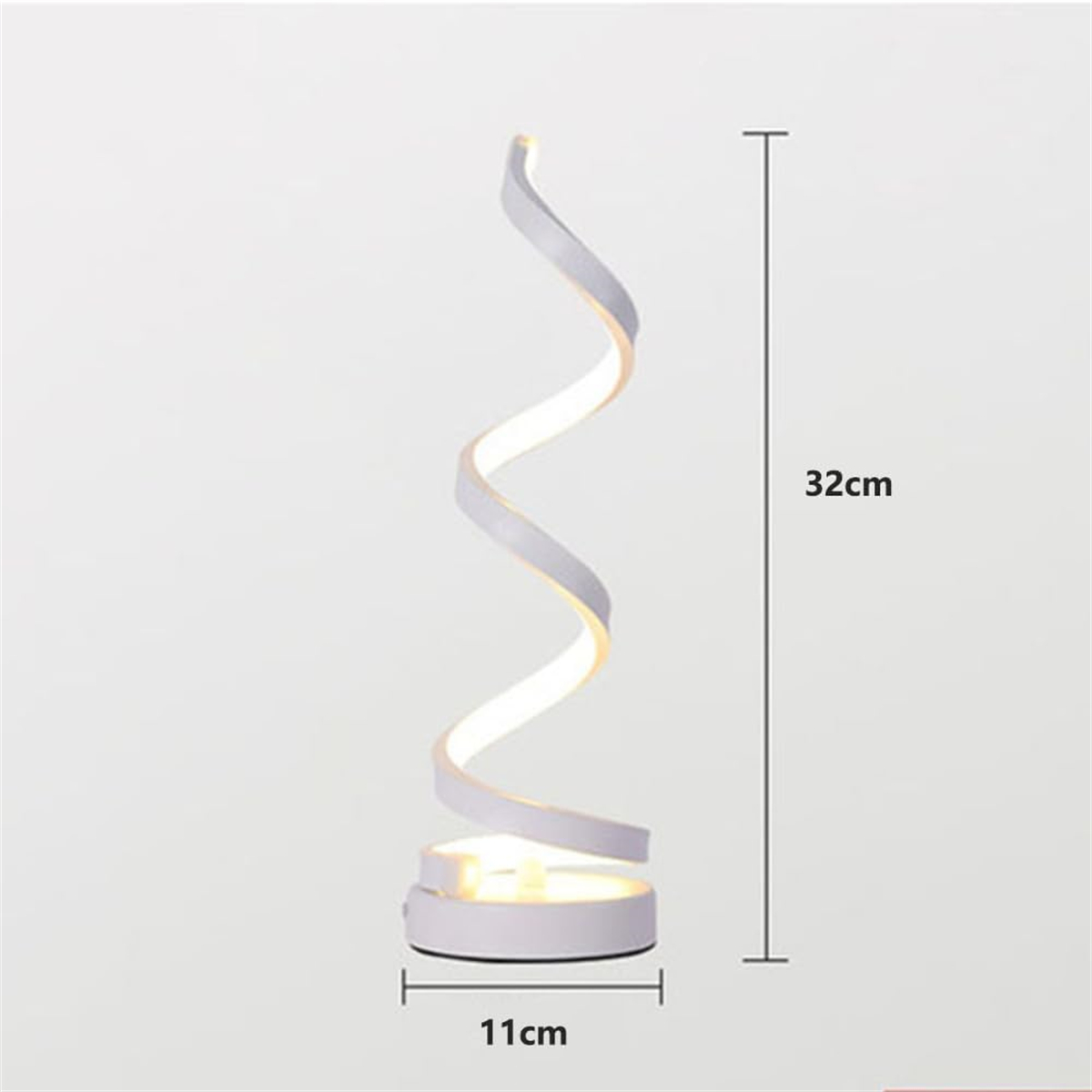 Eine weiße, spiralförmige Lampe mit Sockel und einer Höhe von 32 cm, die auf einer weißen Oberfläche steht. Abmessungen sind angegeben.