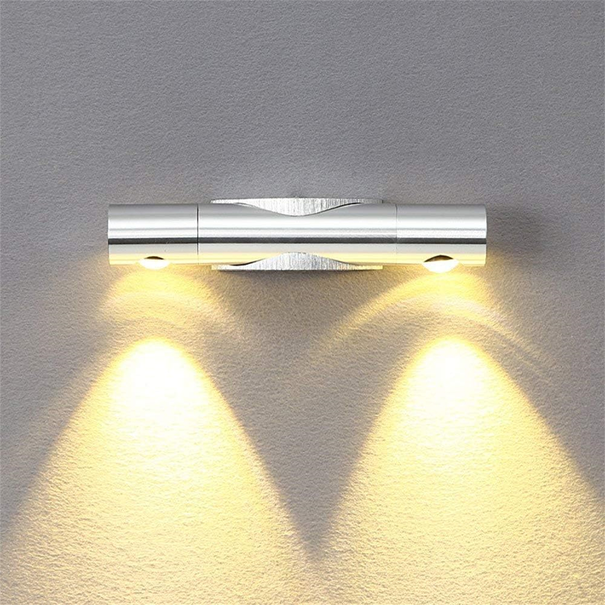 Silberne Wandleuchte mit zwei Lichtstrahlen.
