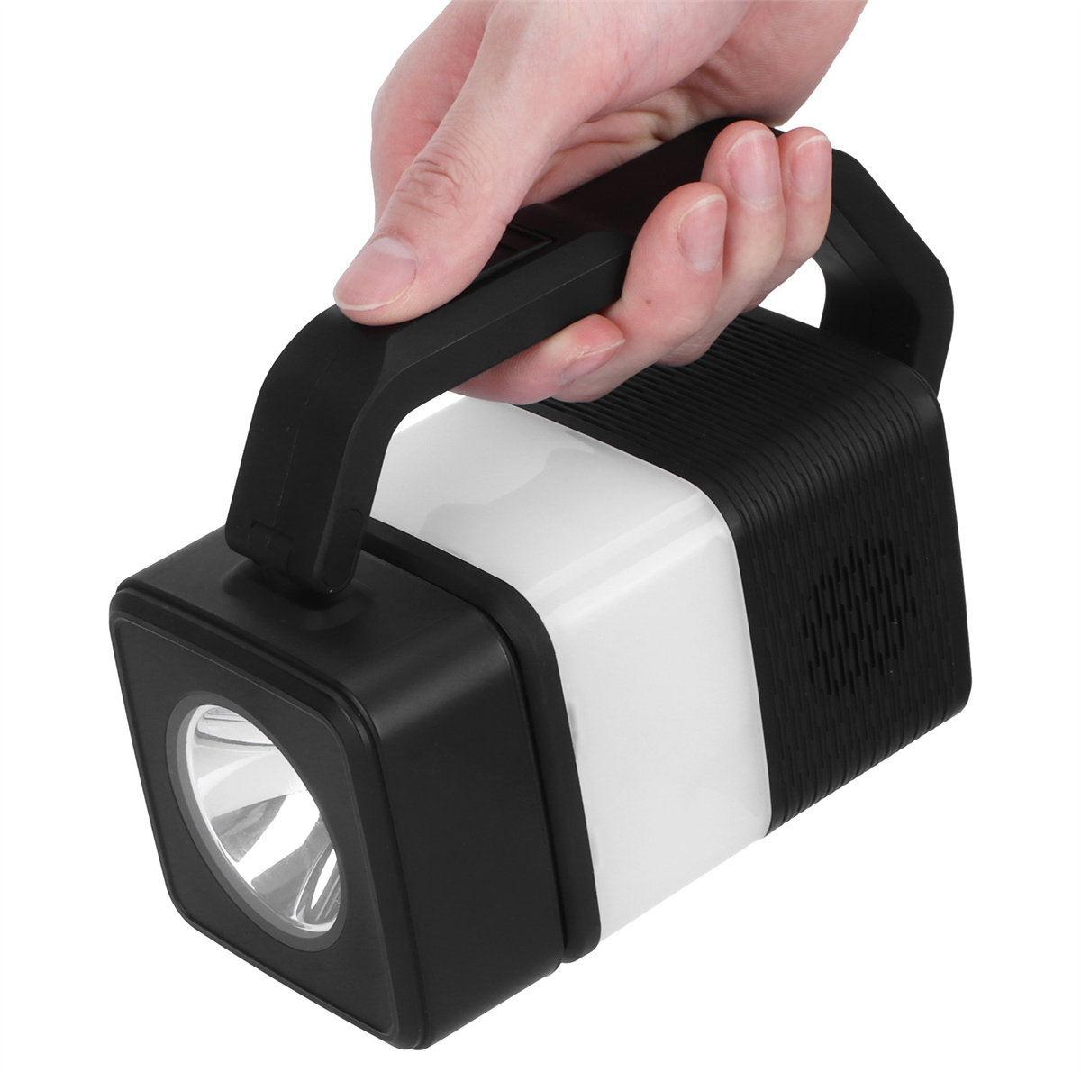 Eine Hand hält eine schwarz-weiße Taschenlampe. Die Taschenlampe hat eine rechteckige Form.