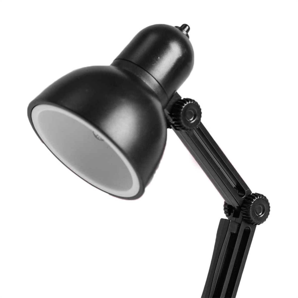 Schwarze Schreibtischlampe mit verstellbarem Arm, weißem Innenraum, auf weißem Hintergrund.