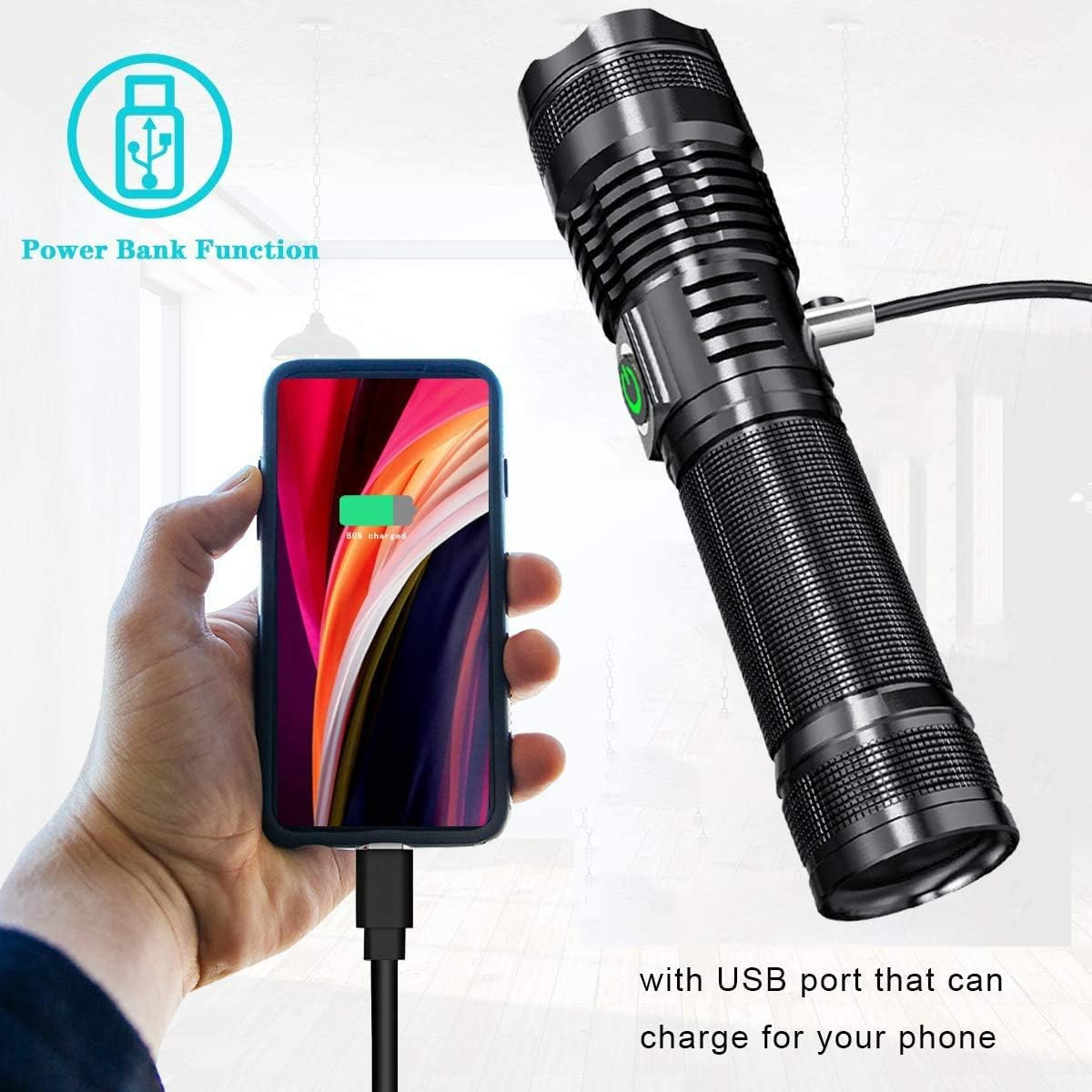 Schwarze Taschenlampe lädt Telefon mit USB-Kabel. Text: Power Bank-Funktion. Weißer Hintergrund.