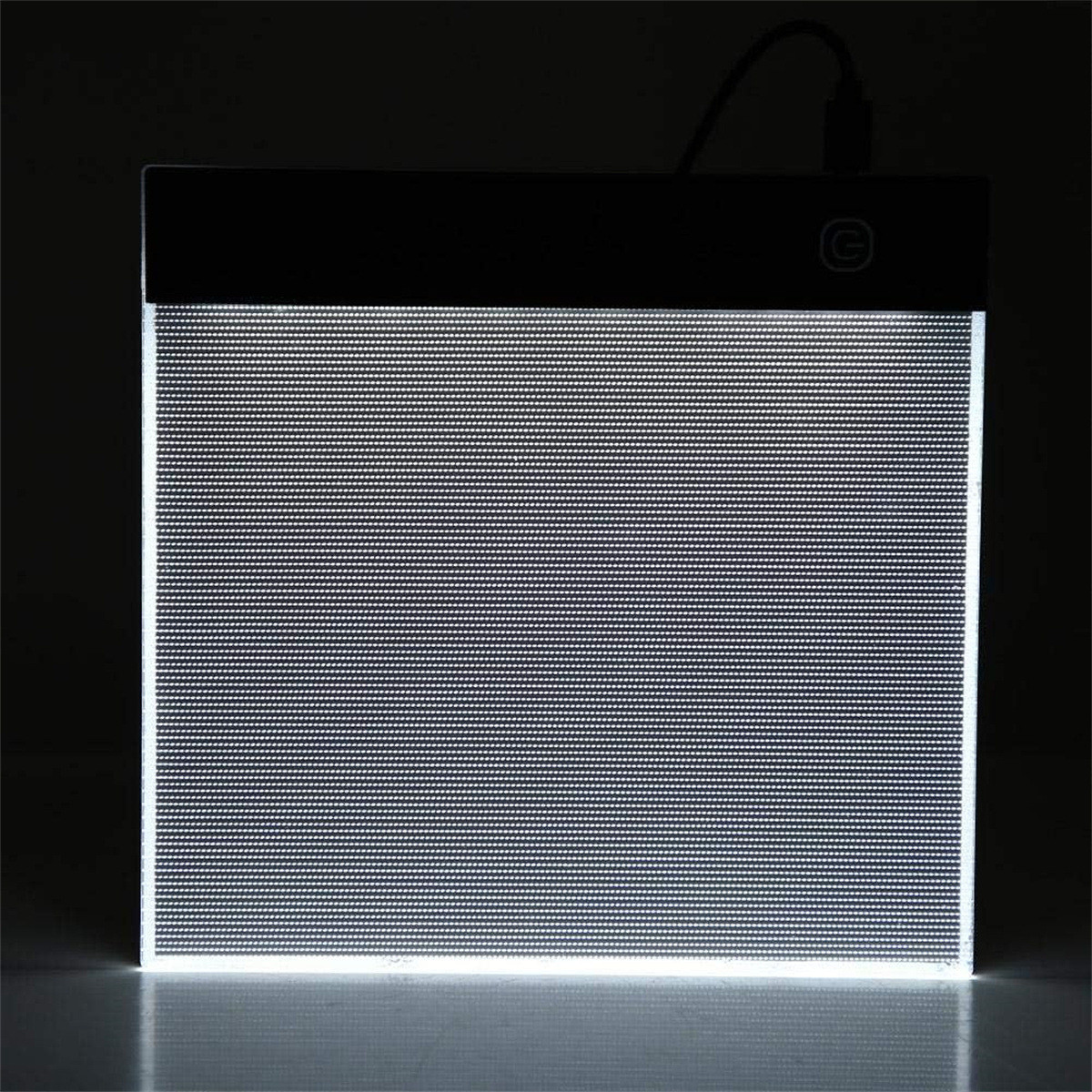 Leuchttisch leuchtet weiß. Das Licht ist gleichmäßig verteilt.
