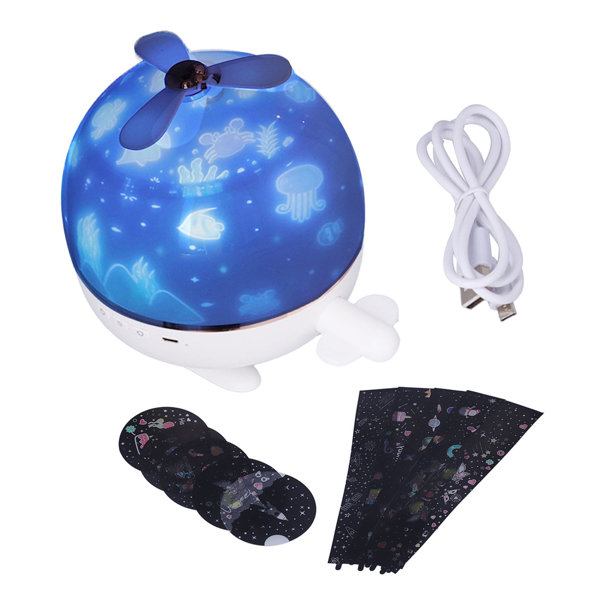 Blauer Nachtlichtprojektor mit Meeresbewohnern und Sternen. Weißes USB-Kabel und Scheiben.