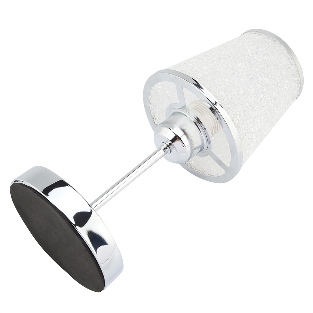 Eine Chromlampe mit strukturiertem Lampenschirm. Sie ist auf weißem Hintergrund zur Seite geneigt.
