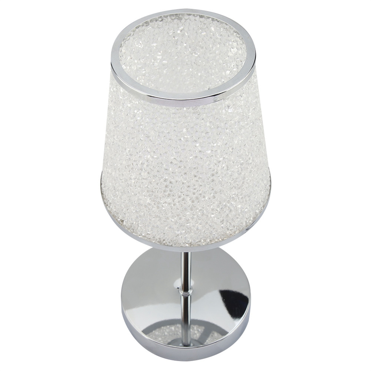 Lampe mit silbernem Fuß und konischem Schirm, gefüllt mit klaren, funkelnden Kristallen.