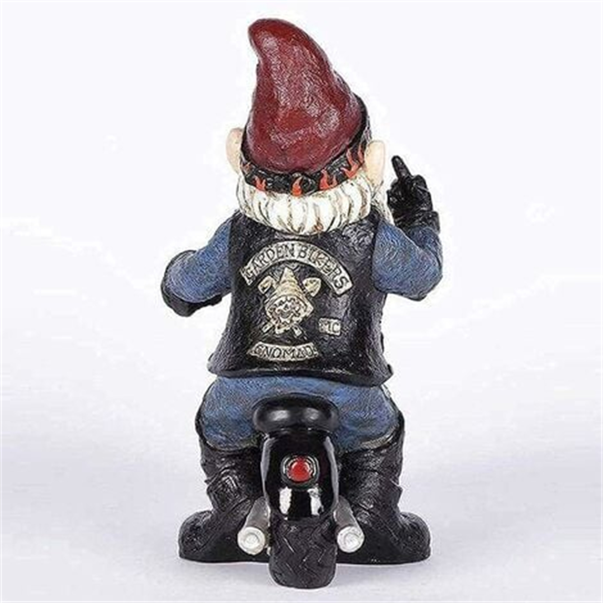 Ein Gartenzwerg auf einem Motorrad, trägt eine Bikerjacke, zeigt den Finger.