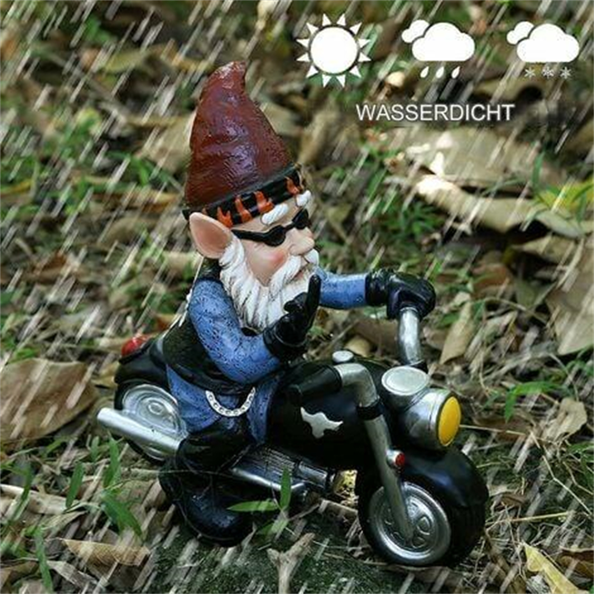 Gnom auf einem Motorrad in einem Garten. Es regnet.