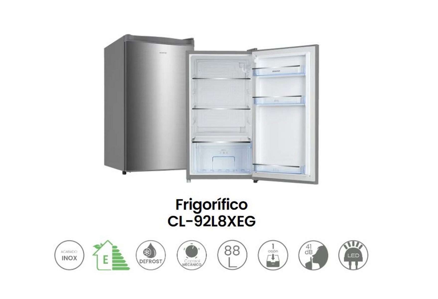 Un refrigerador de acero inoxidable con la puerta abierta, mostrando estantes y cajones. Fondo blanco.
