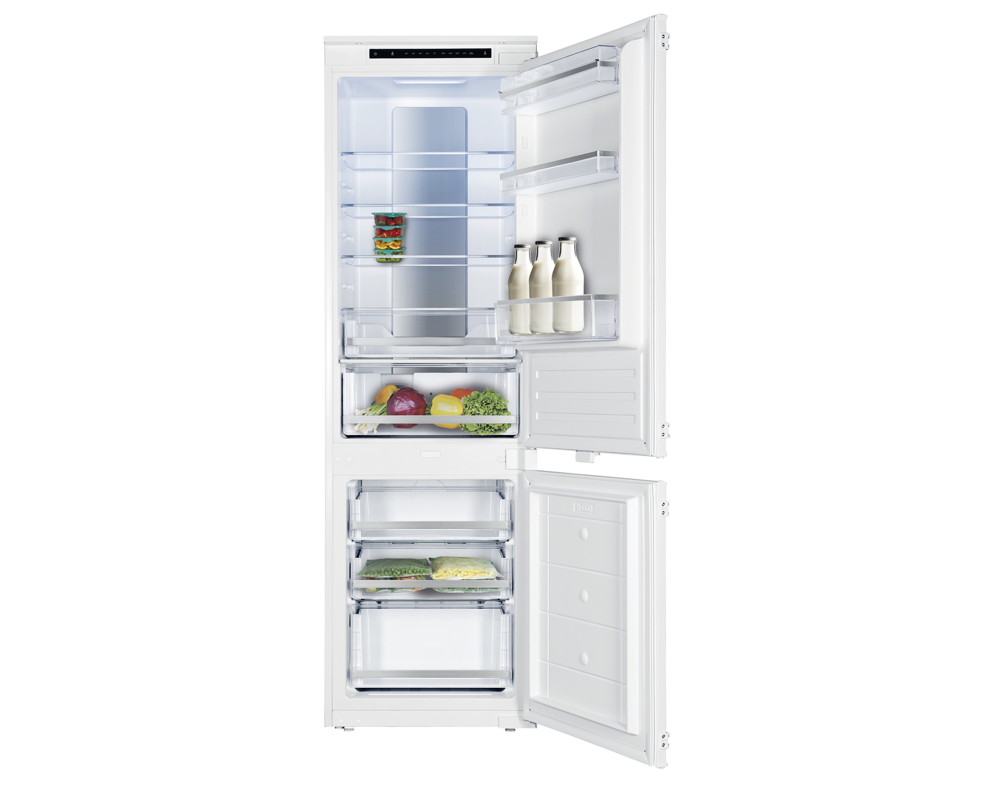 Un frigorifero bianco con entrambe le porte aperte. All'interno ci sono ripiani con cibo e cassetti con verdure.