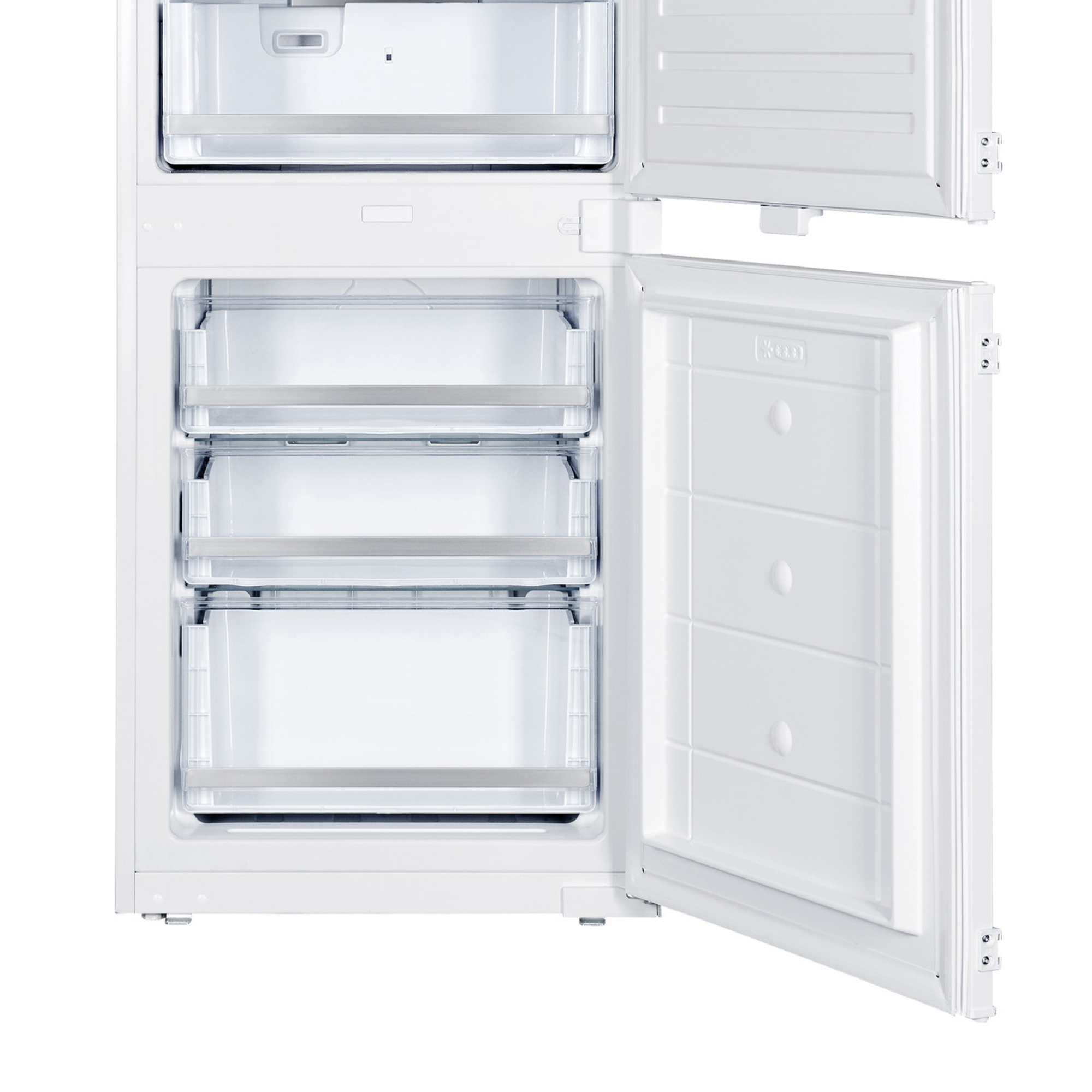 Frigorifero bianco aperto con cassetti e ripiani interni visibili, porta aperta. Sfondo bianco.