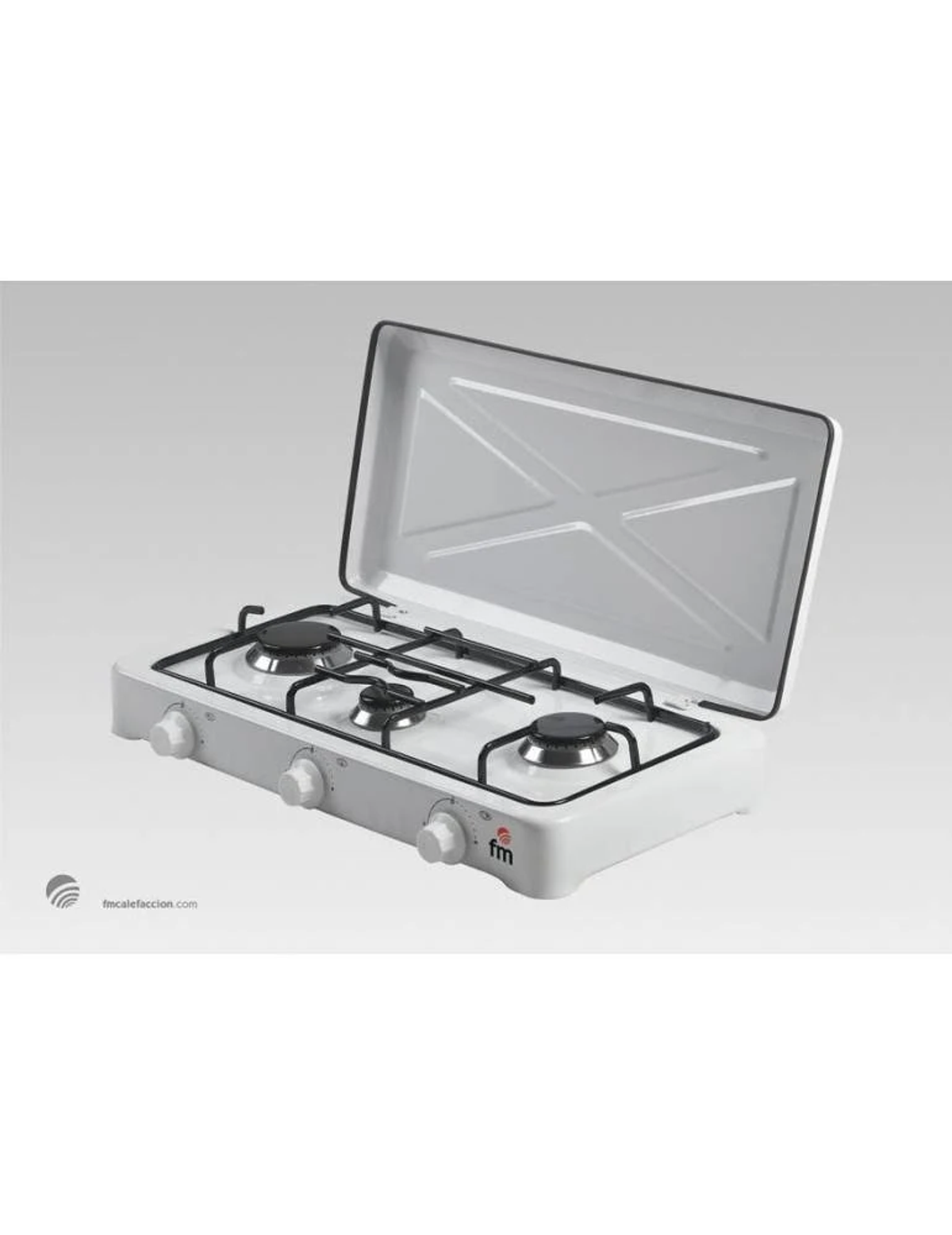 Cocina de gas blanca con 3 quemadores, perillas y tapa. Contra un fondo gris claro.