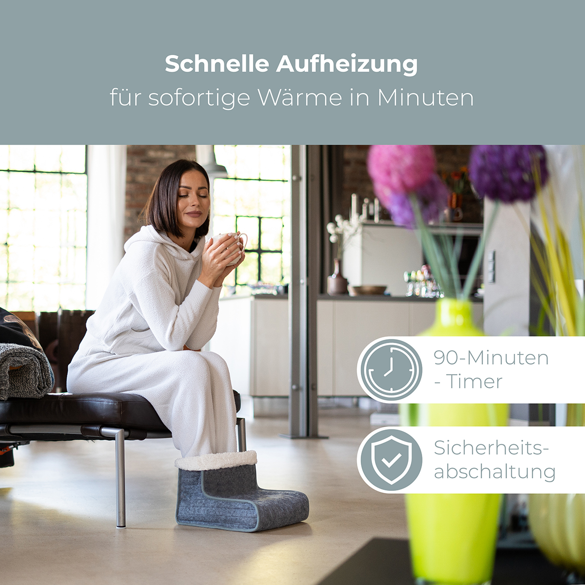 Kobieta w białym stroju trzymająca kubek, z butem grzewczym na nogach.