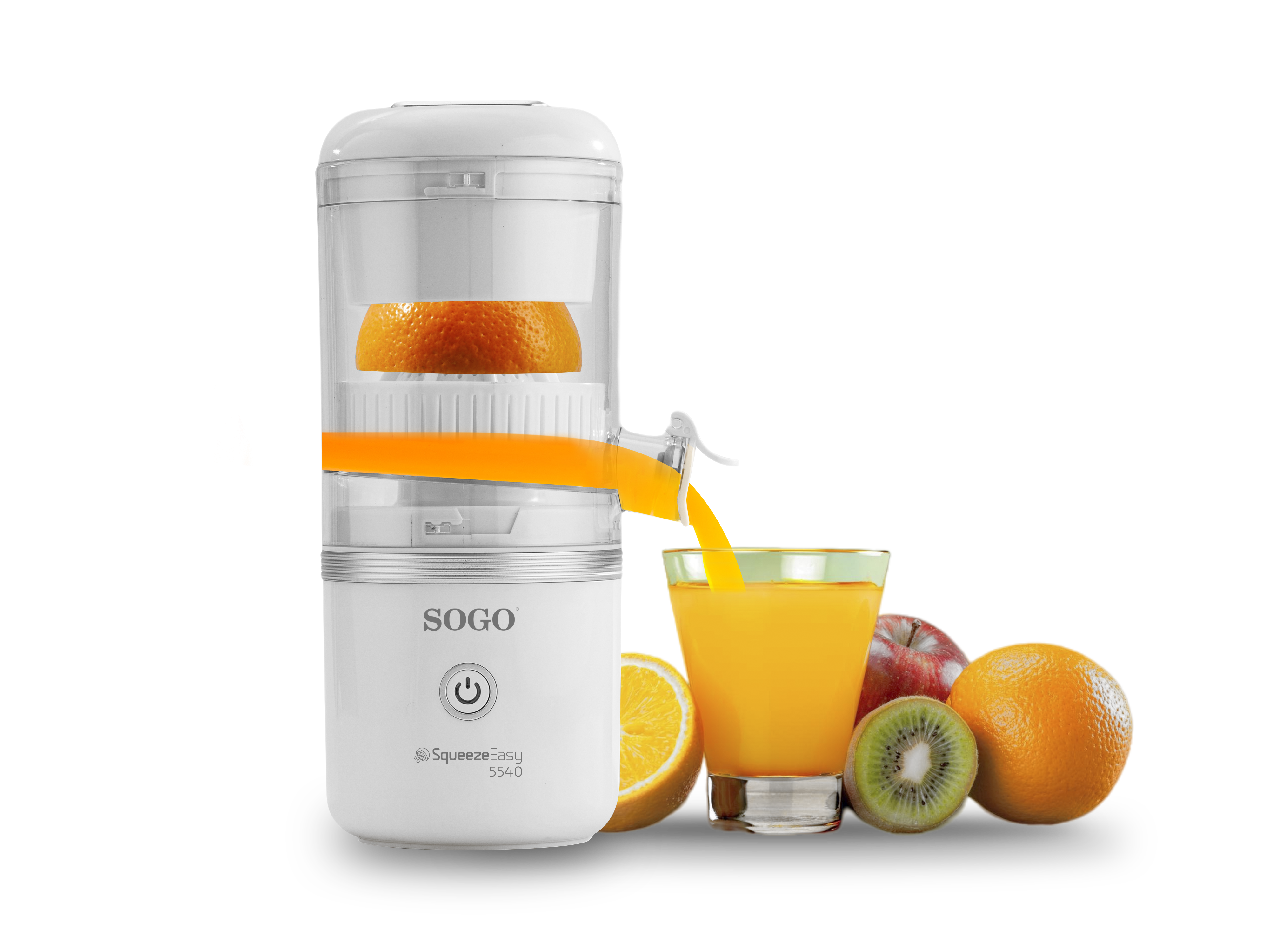 Exprimidor blanco y transparente con naranja y vaso de zumo de naranja. Frutas alrededor.