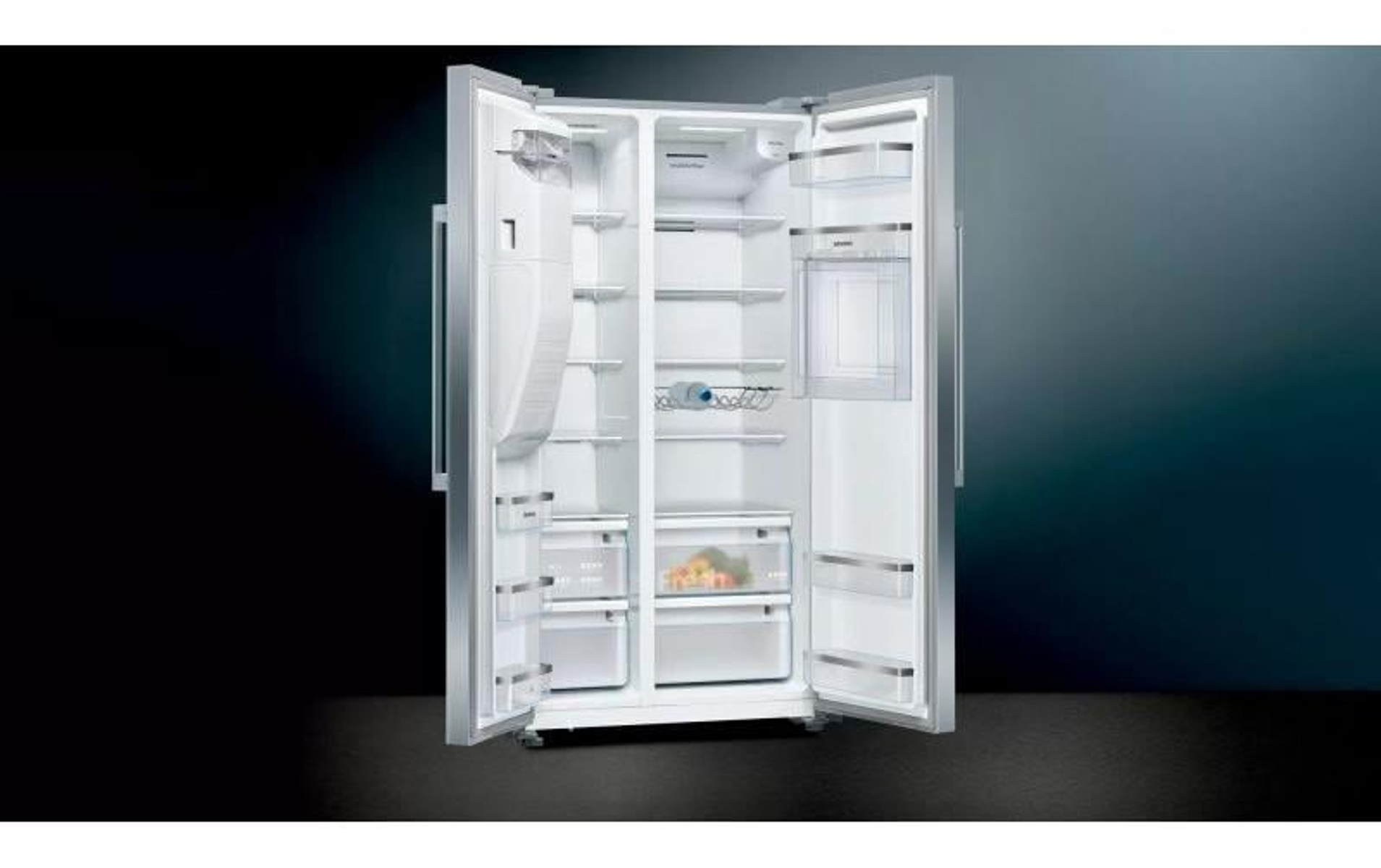 Otwarta lodówka ze stali nierdzewnej z oświetleniem, półkami i szufladami na czarnym tle.