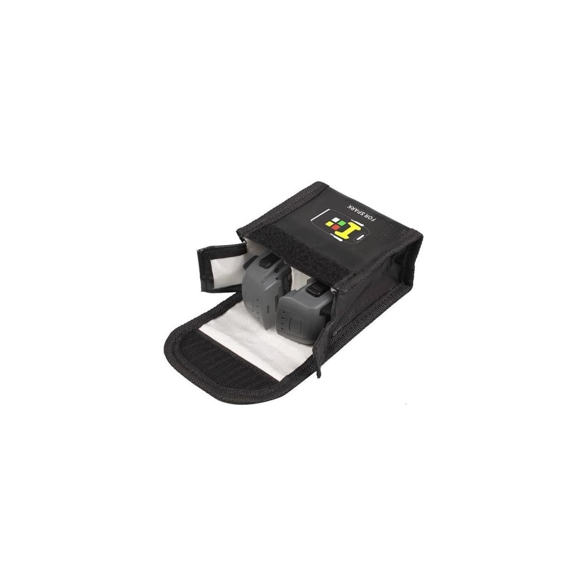 Schwarze Tasche mit zwei grauen Drohnenbatterien. Die Tasche ist geöffnet und auf weißer Oberfläche.