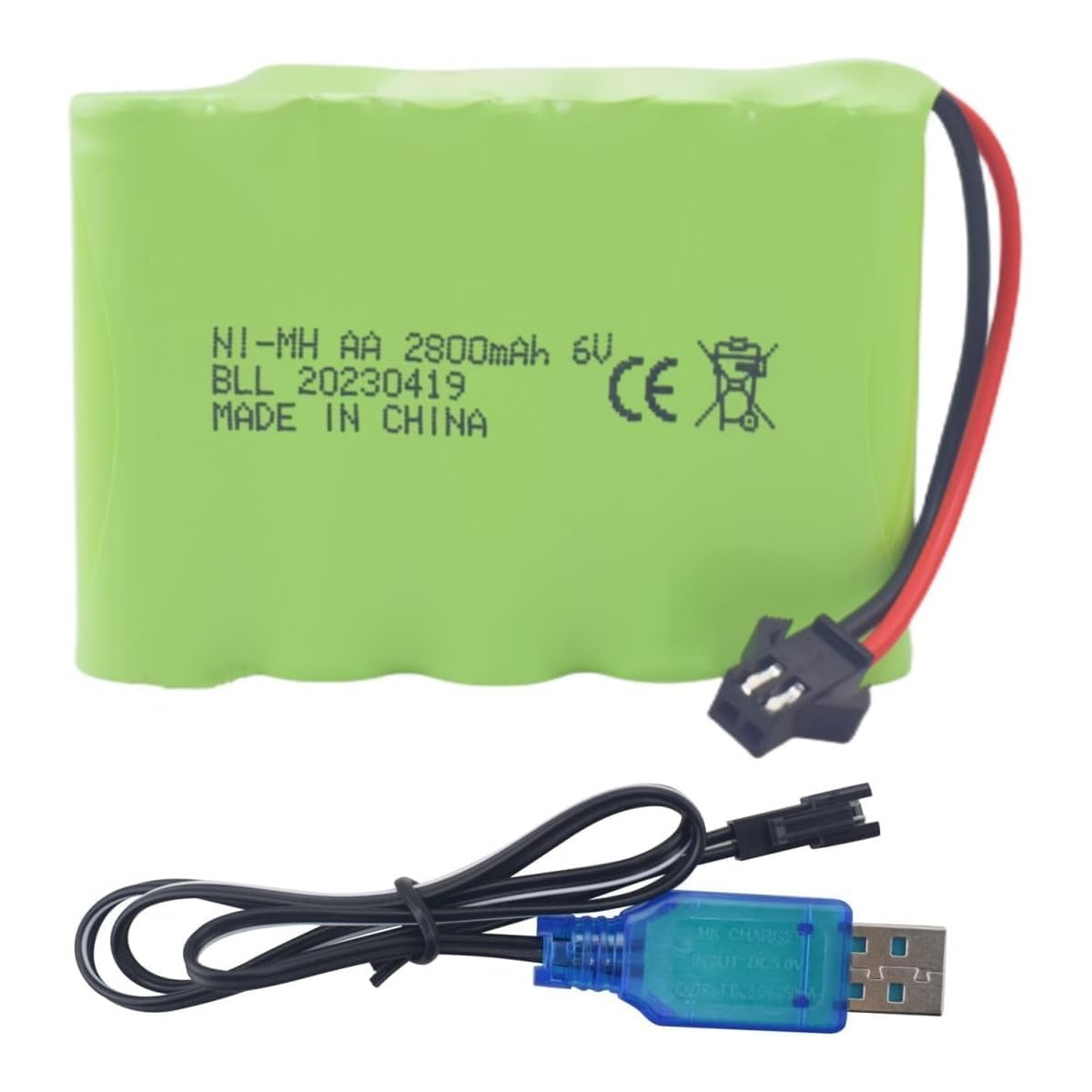 Ein grüner Akku mit schwarz-roten Drähten, verbunden mit einem USB-Ladegerät. Weißer Hintergrund.