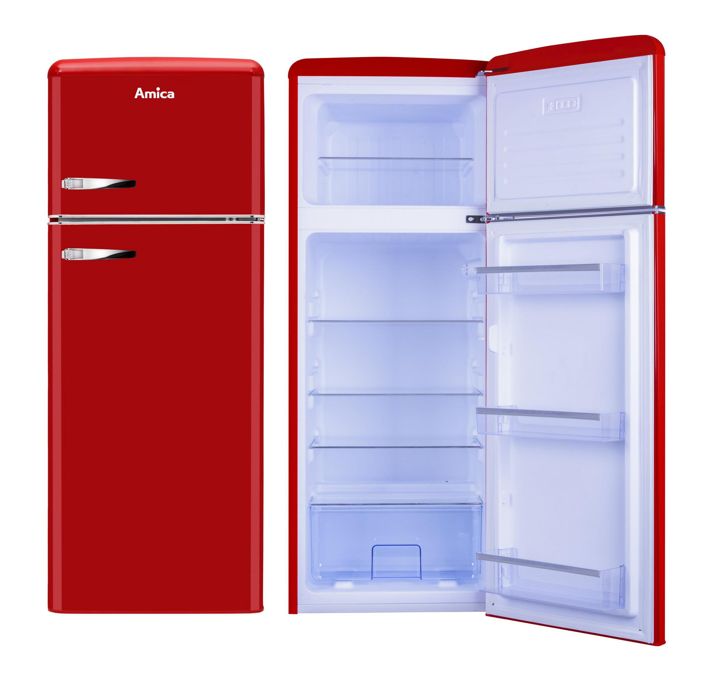 Roter Kühlschrank. Geschlossen und geöffnet, mit Regalen und Stauraum. Weißer Hintergrund.