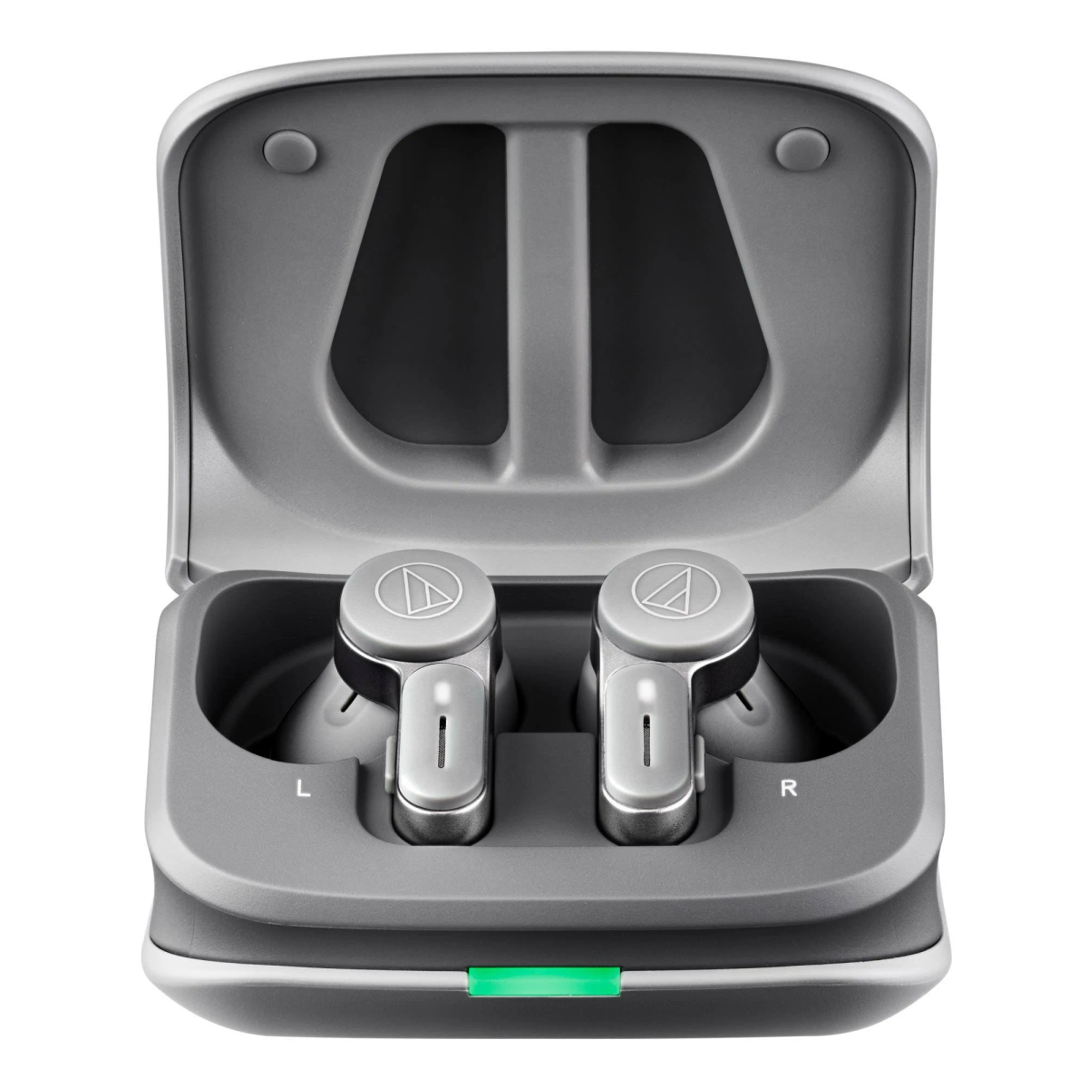 Szare słuchawki w szarym etui ładującym, etui jest otwarte.