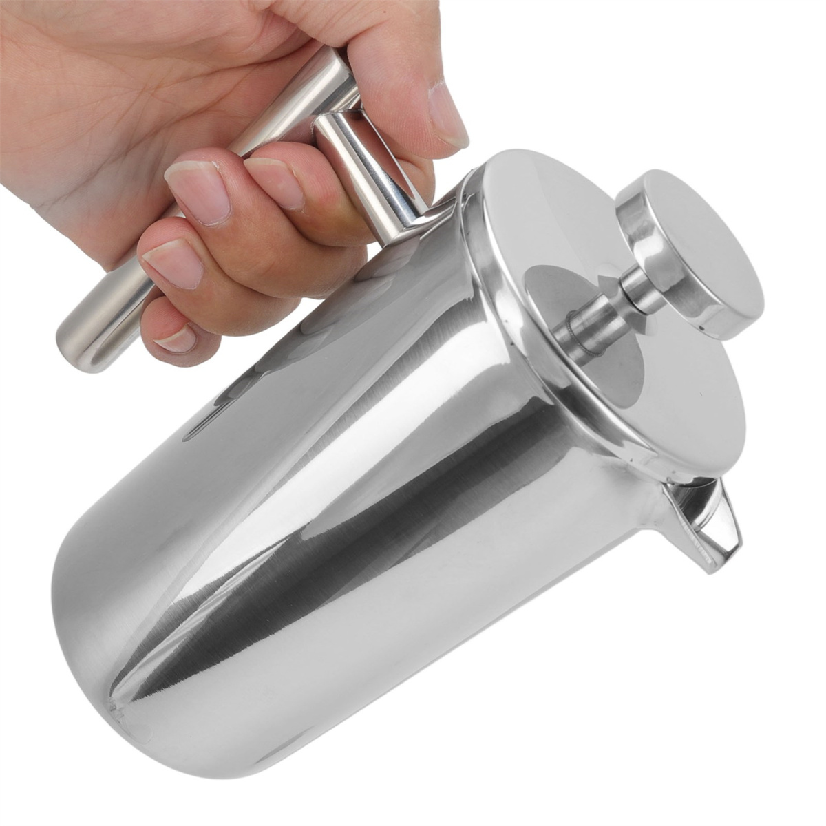 Eine Hand, die eine glänzende, silberne French-Press-Kaffeemaschine mit Griff hält.