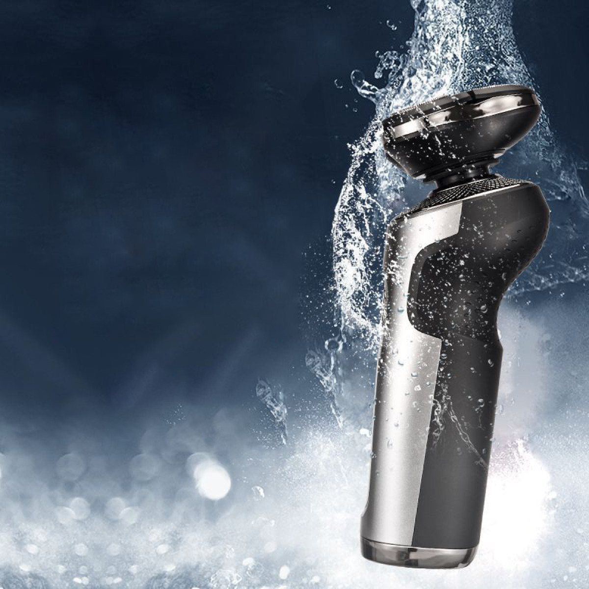 Nahaufnahme eines silber-schwarzen Elektrorasierers mit Wasserspritzern auf dunklem Hintergrund.