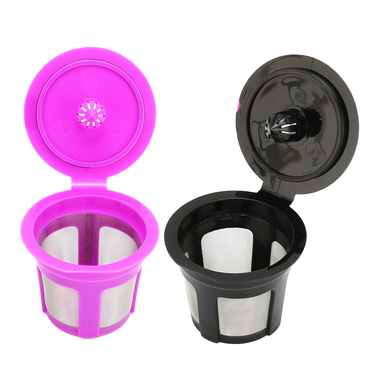Zwei Kaffeefilter, einer pink und einer schwarz, mit Netzeinsatz und offenen Deckeln.