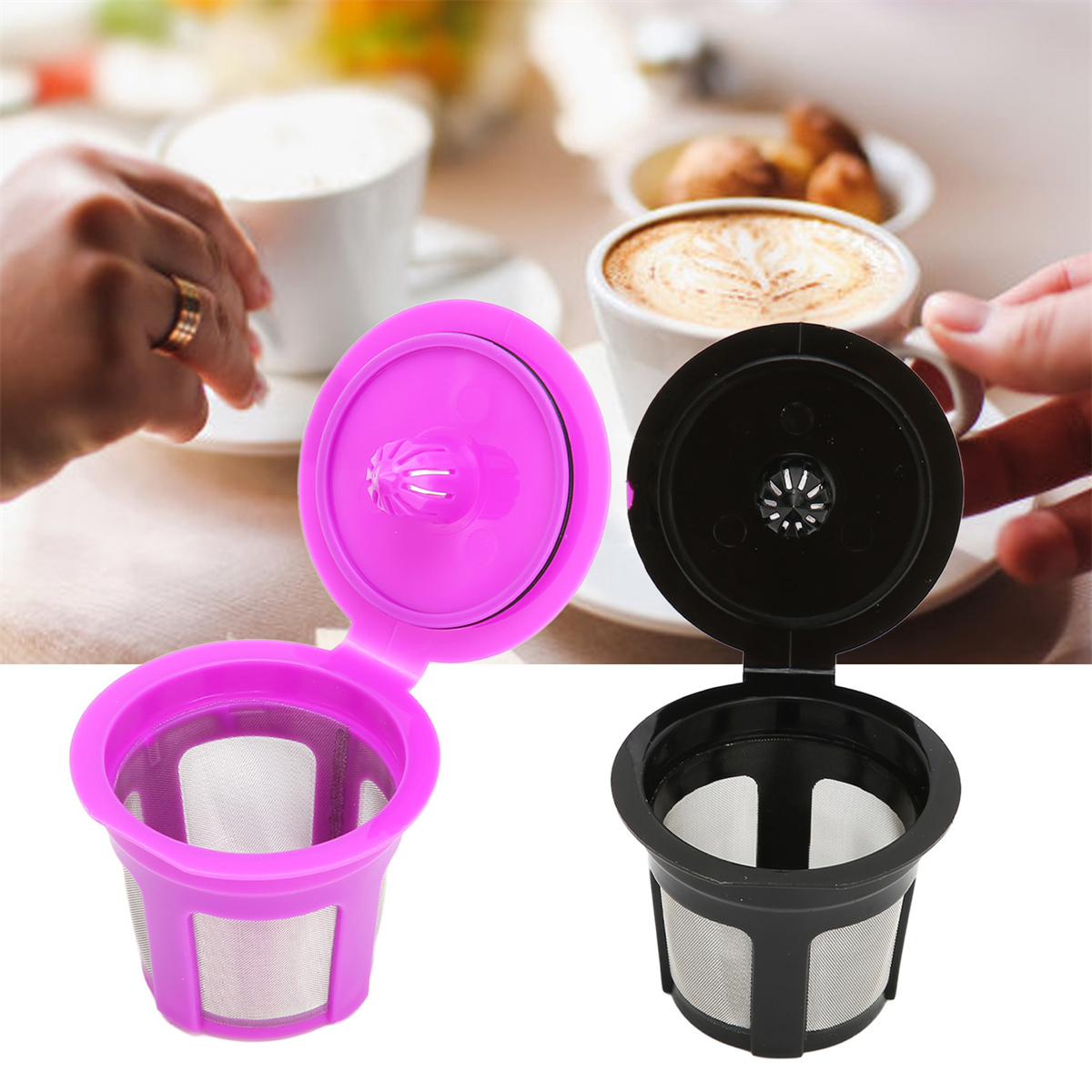 Zwei Kaffeefilter, einer rosa, einer schwarz, mit offenem Deckel. Kaffee, Tassen und Hände sind sichtbar.