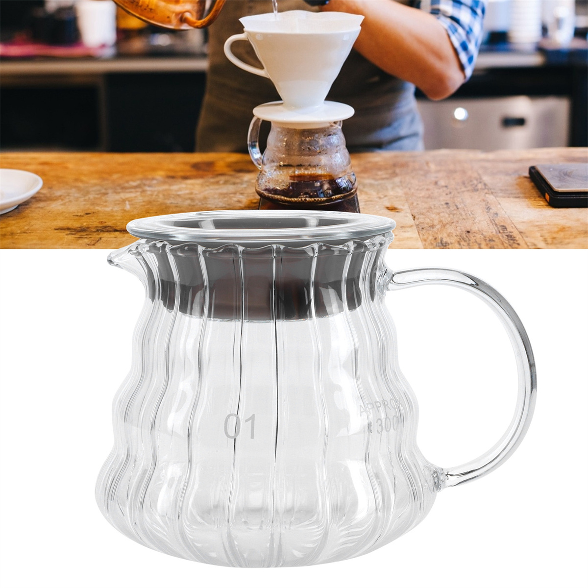 Kaffee wird mit der Pour-Over-Methode gebrüht. Eine Glaskaraffe ist sichtbar.