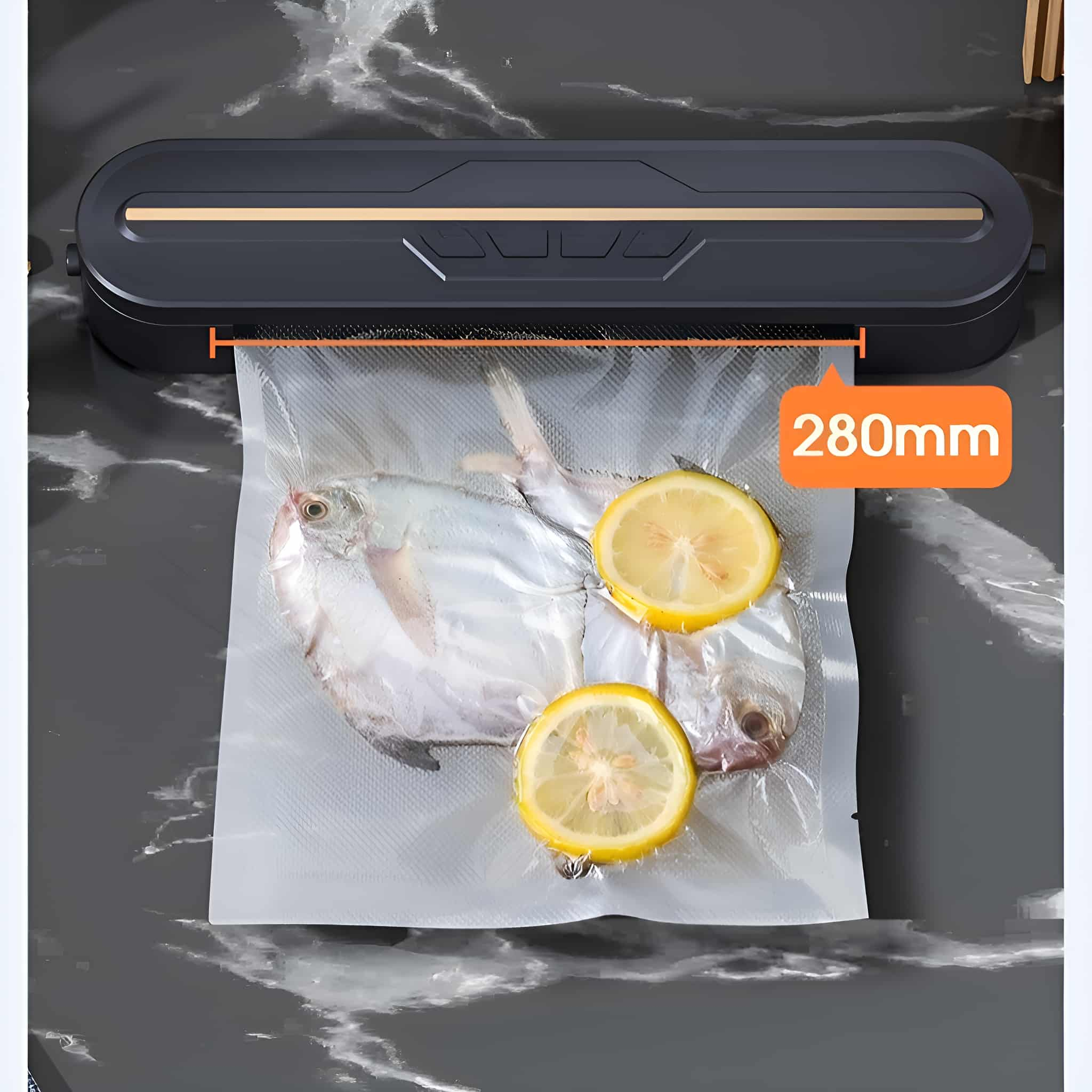 Vakuumierer mit Essen in einem Beutel, Maße in mm, und der Versiegler auf einer schwarz-grauen Oberfläche.
