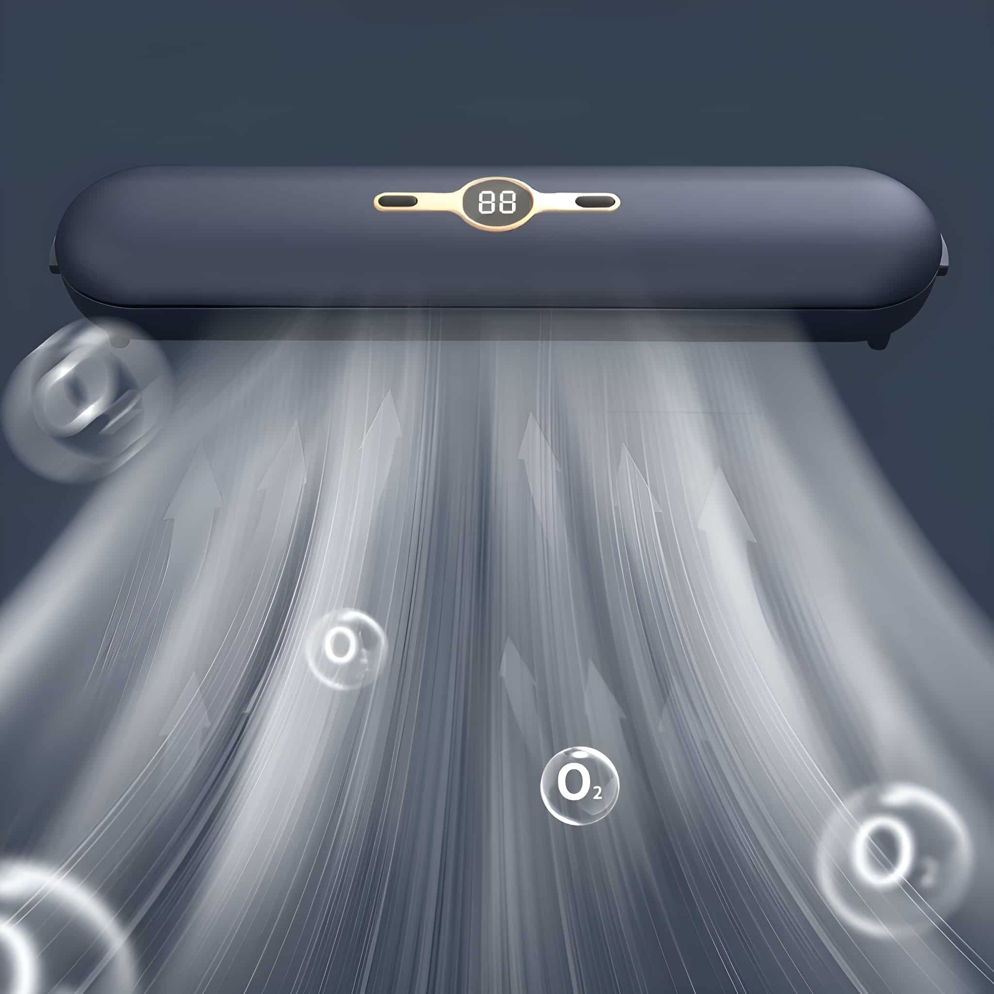 Ein dunkelblauer Luftreiniger mit Digitalanzeige. Luftstrom und O2-Symbole sind sichtbar, dunkler Hintergrund.