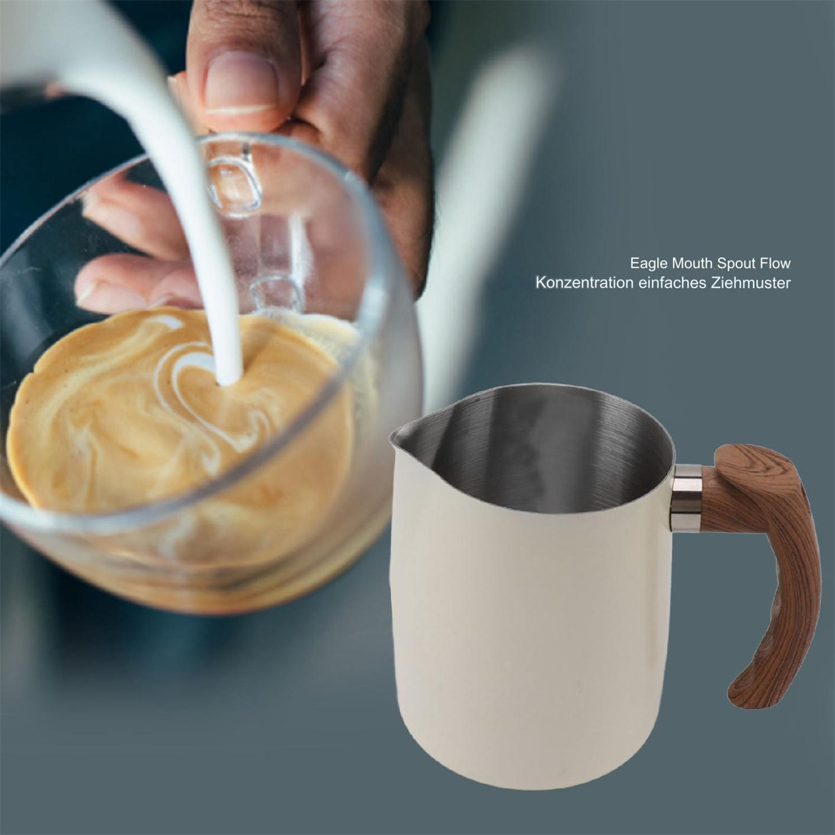 Cremefarbene Milchaufschäumkanne mit Holzgriff. Eine Person gießt Milch in ein Glas.