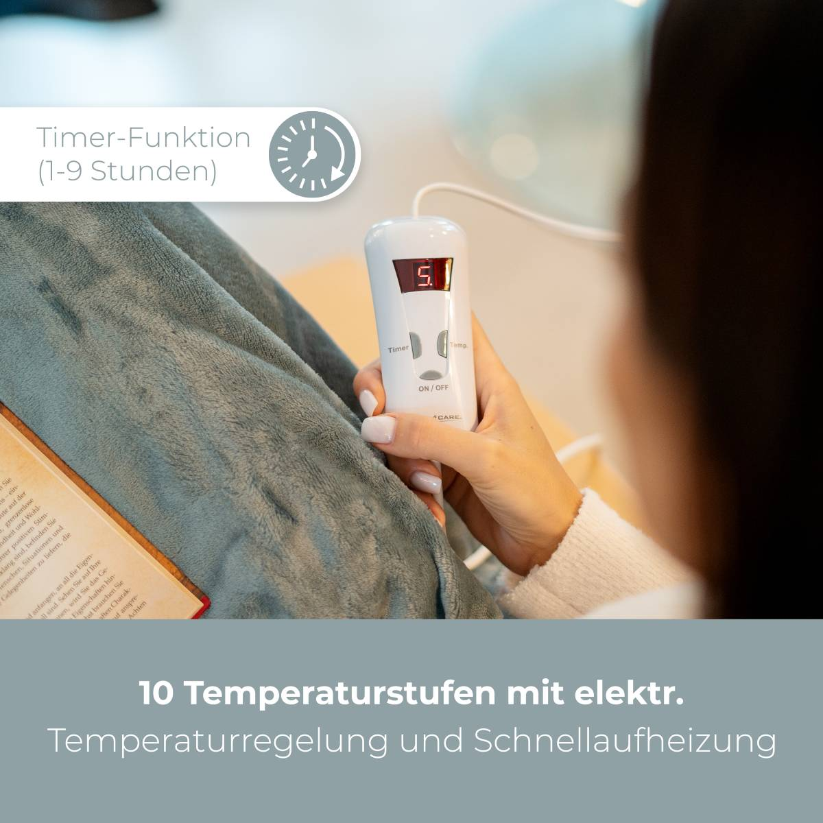 Kobieta trzymająca cyfrowy kontroler do poduszki grzewczej.