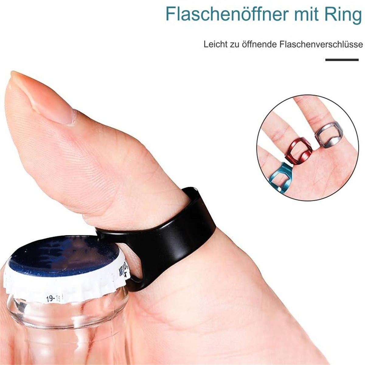 Hand hält einen Flaschenöffnerring um einen Finger. Der Ringöffner ist schwarz, die Flasche ist klar.