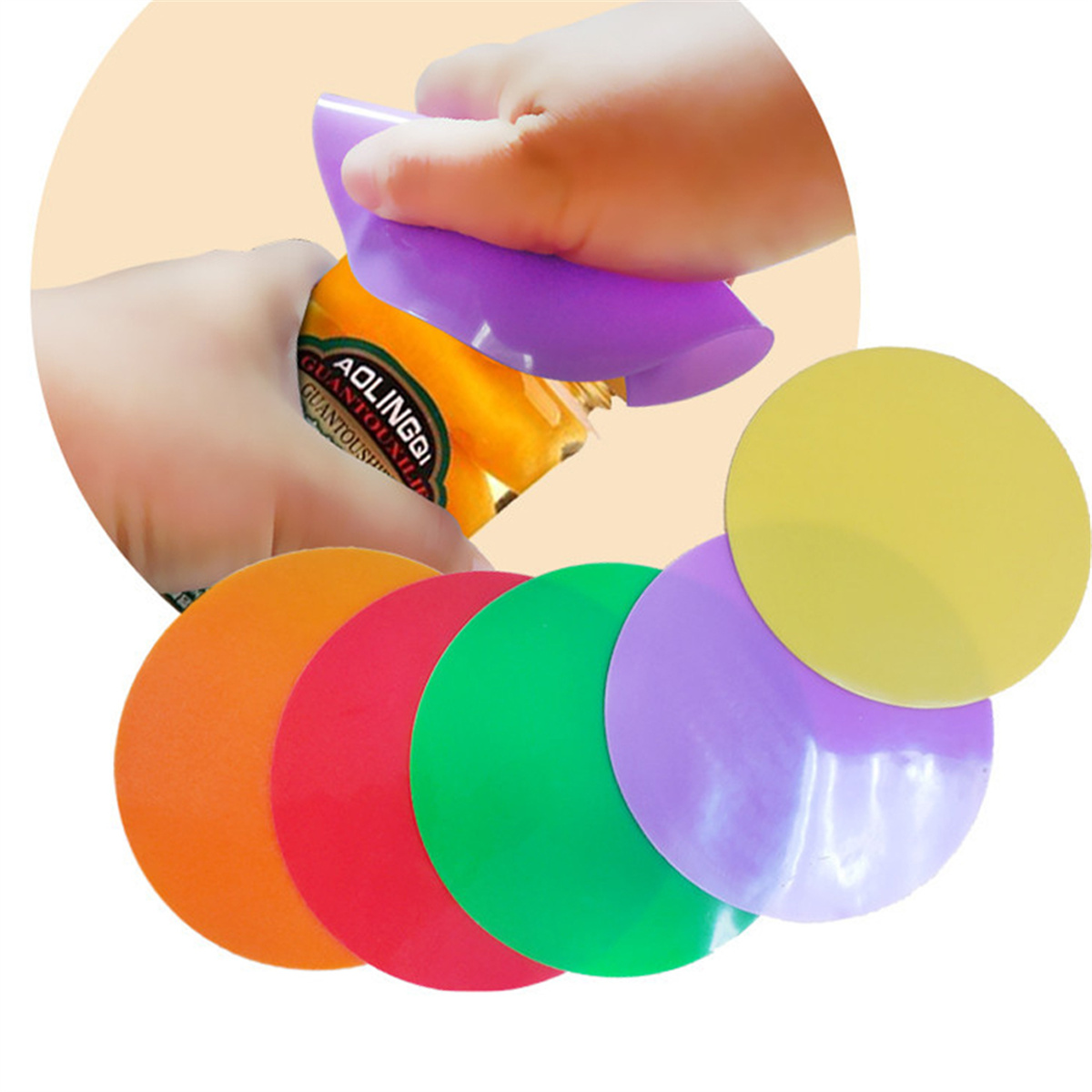 Hände, die ein Werkzeug benutzen, um eine Dose zu öffnen. Bunte Scheiben liegen auf dem Tisch.