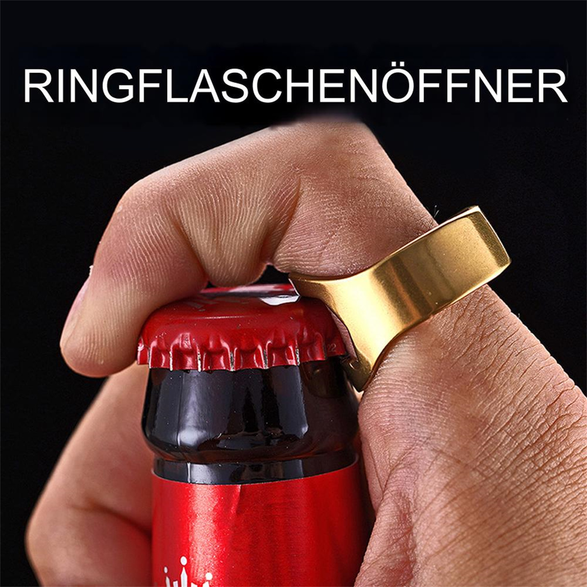 Eine Hand, die einen ringförmigen Flaschenöffner auf einem roten Flaschendeckel hält. Schwarzer Hintergrund.