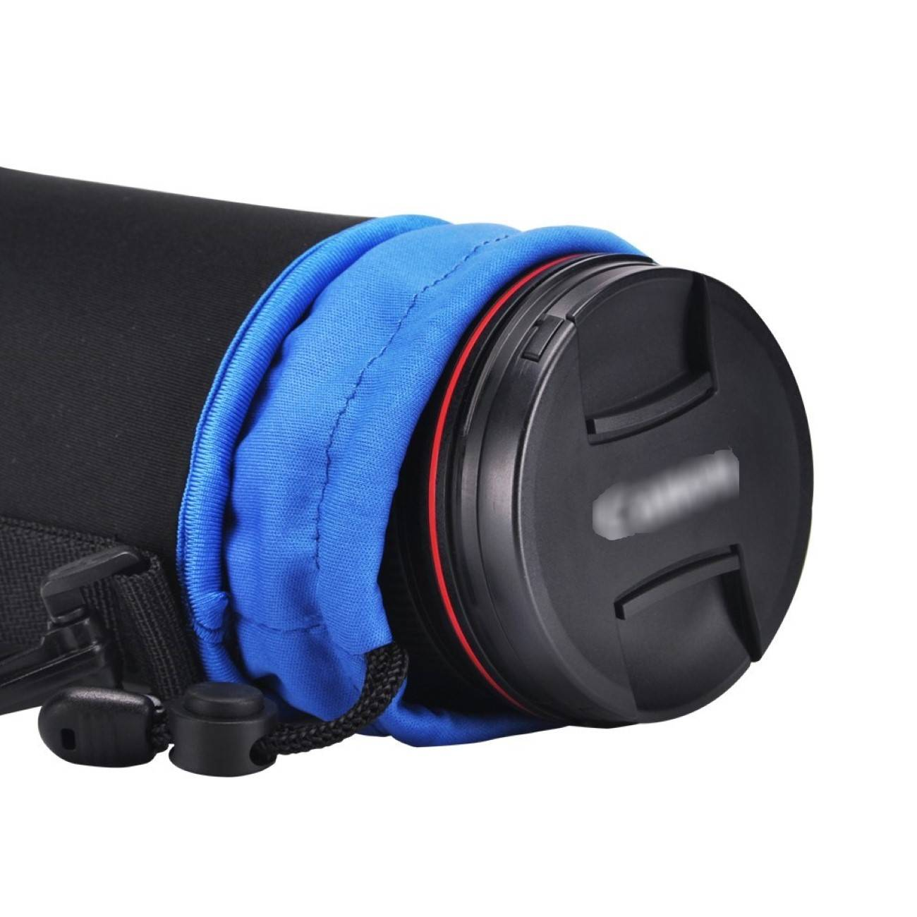 Eine schwarze Objektivtasche mit blauem Kordelzugbeutel und Objektivdeckel.