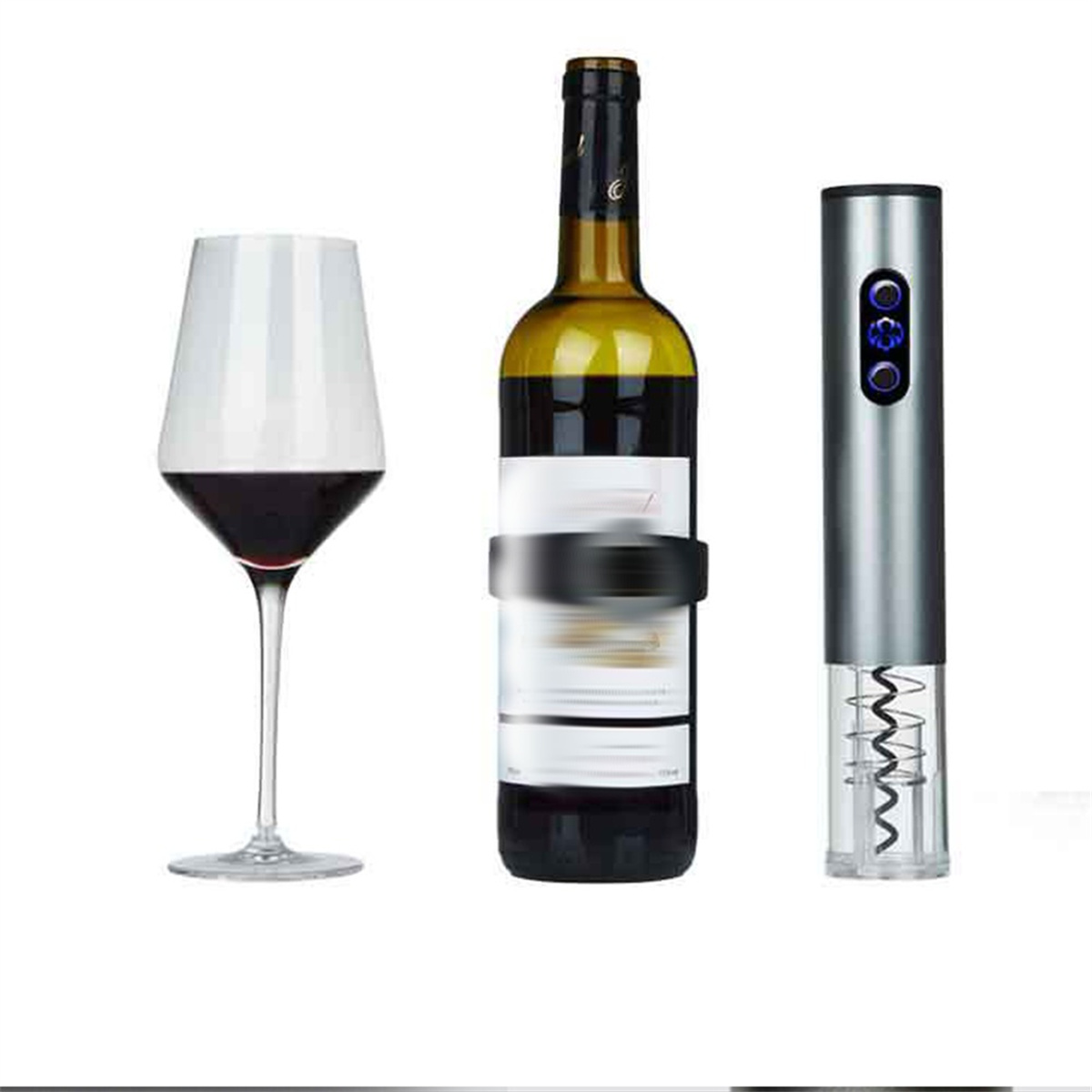 Ein Weinglas mit Rotwein, eine Weinflasche und ein elektrischer Korkenzieher auf weißem Hintergrund.