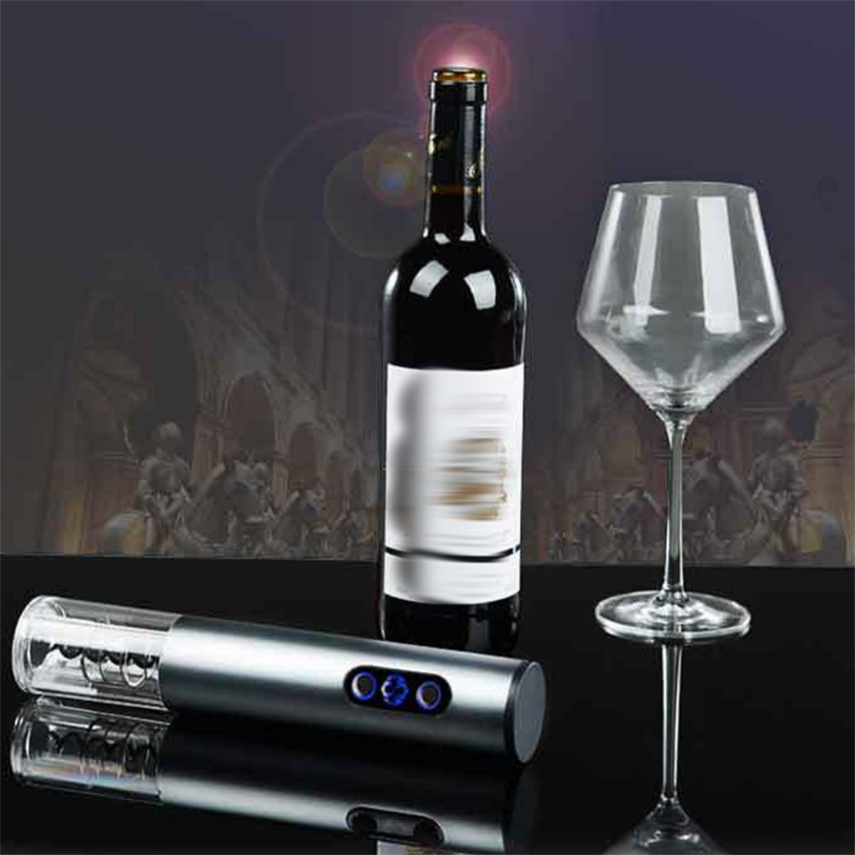 Weinflasche, Glas und elektrischer Korkenzieher. Flasche mit weißem Etikett, auf schwarzem Grund.