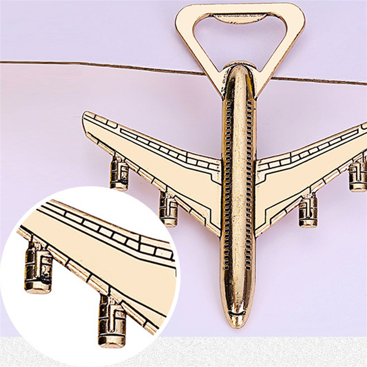 Ein goldfarbener Flaschenöffner in Flugzeugform mit detaillierter Nahaufnahme der Flügel.